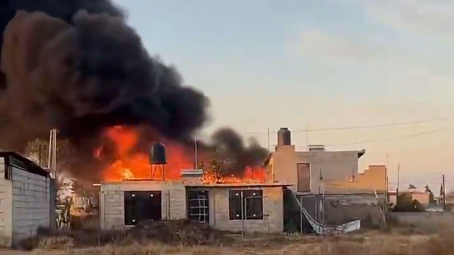 Incendio en Recicladora de Toluca Genera Columna de Humareda Visible desde la Distancia