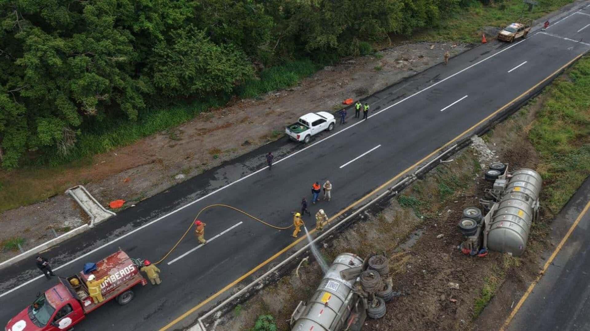 Vuelca Tráiler Doble Remolque en Autopista La Tinaja – Acayucan