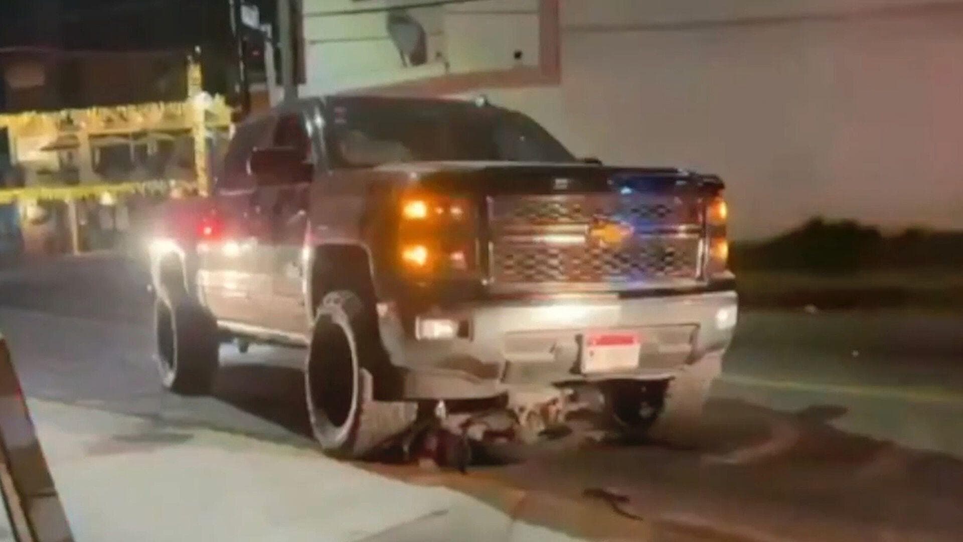 Hombre es Detenido Tras Arrastrar Varios Metros una Motocicleta en Dolores Hidalgo