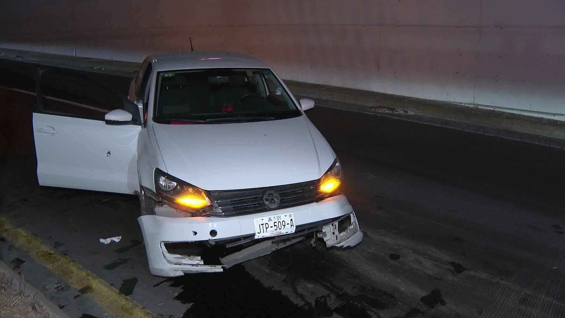 Conductor de 25 Años Pierde el Control del Auto y Choca en la Carretera Libre a Zapotlanejo