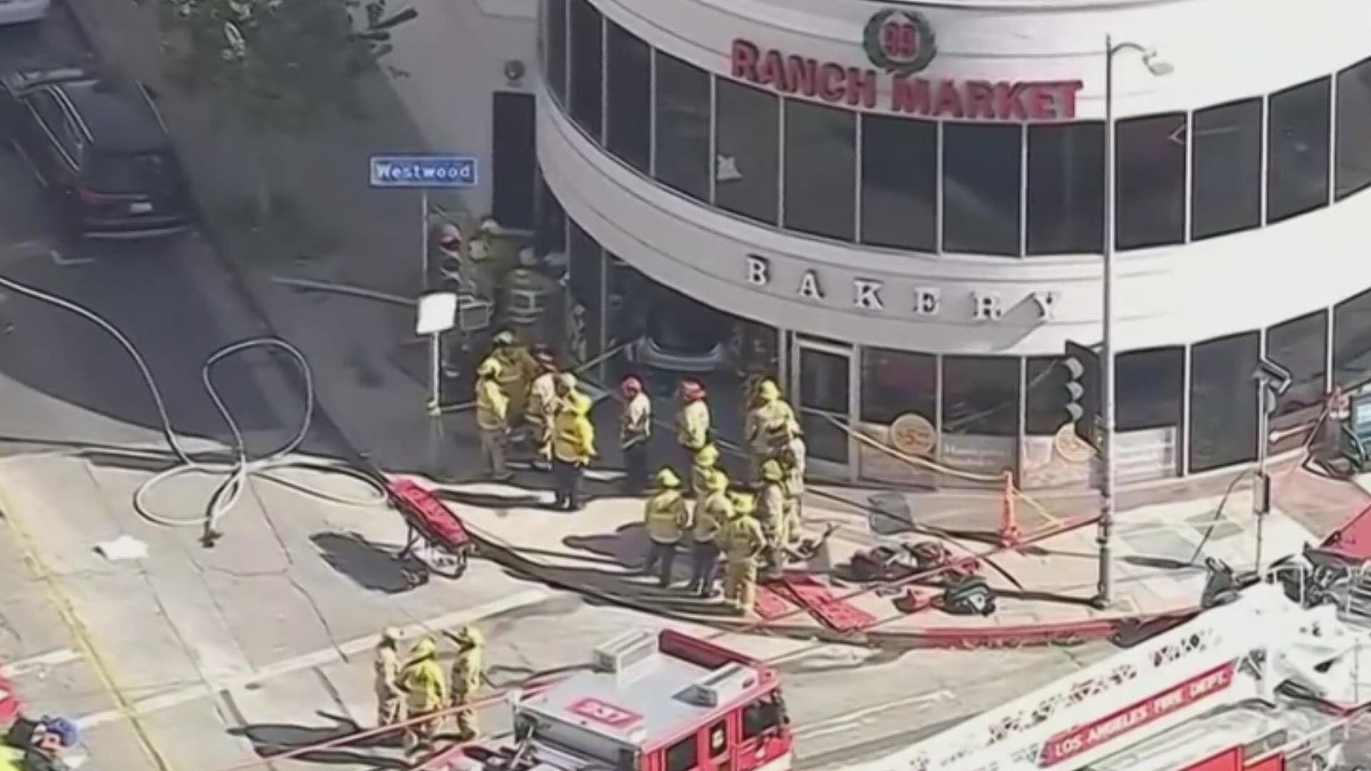 Automóvil se Estrelló contra una Tienda en Los Ángeles, California
