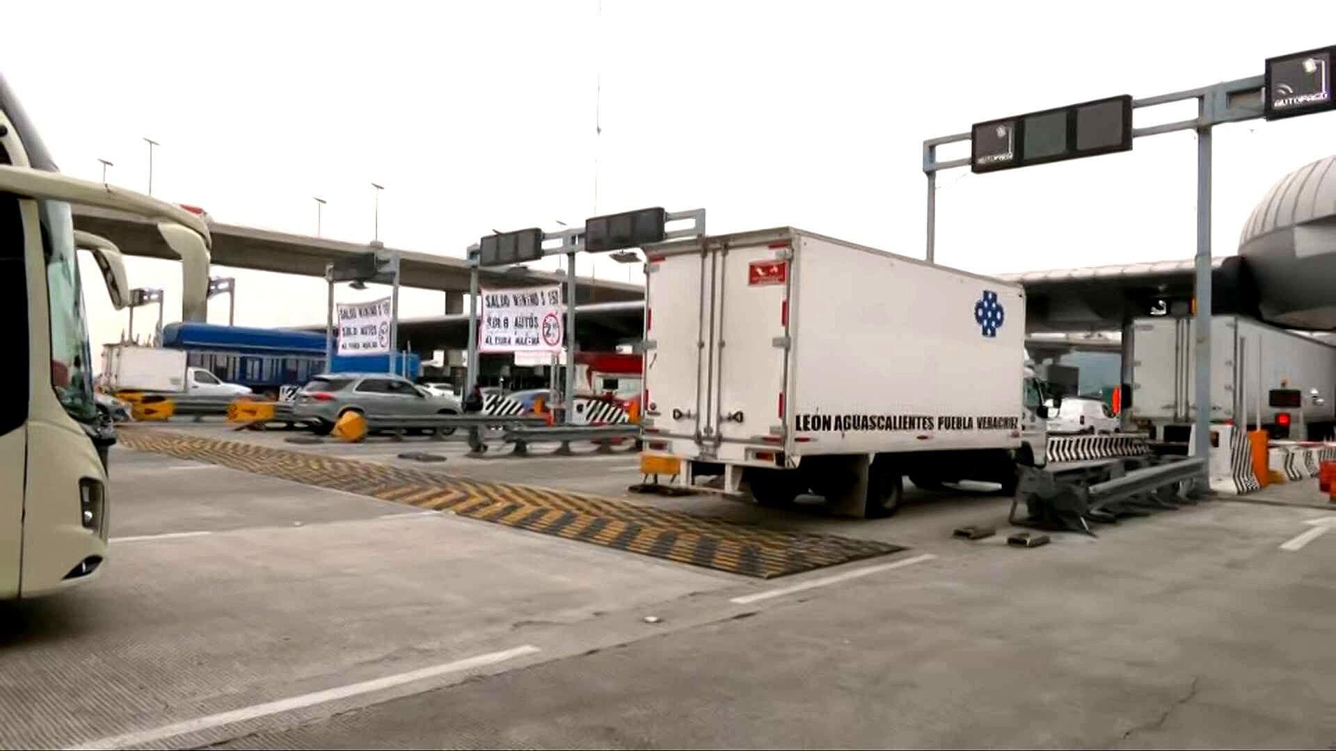 Caos Vial en la Caseta de Tlalpan: Falla en Cobro Electrónico Provoca Largas Filas