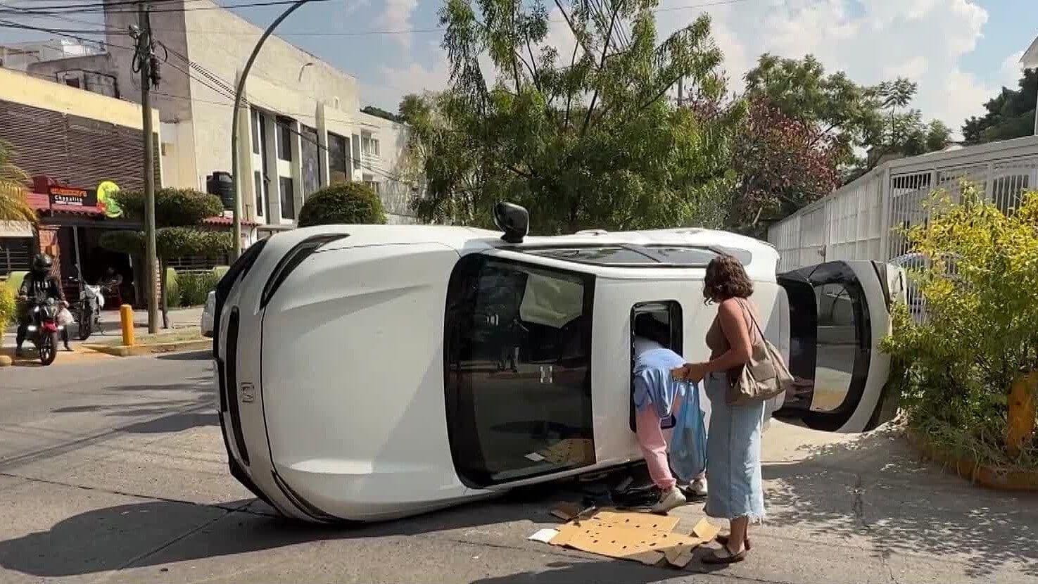 Mujeres Resultan Lesionadas por Choque y Volcadura en Chapalita, Zapopan