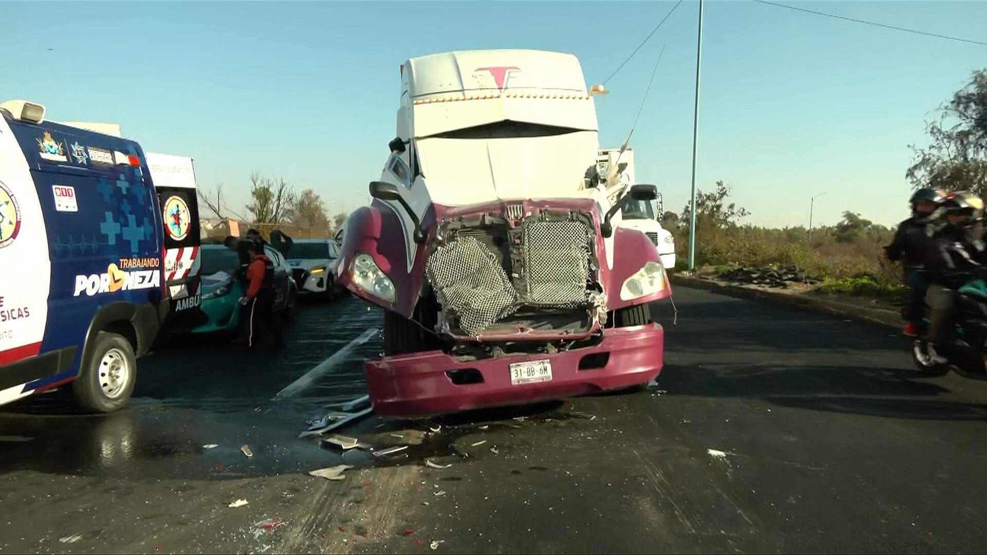 Tráiler con Chiles Provoca Carambola en Periférico Oriente; Deja Seis Lesionados