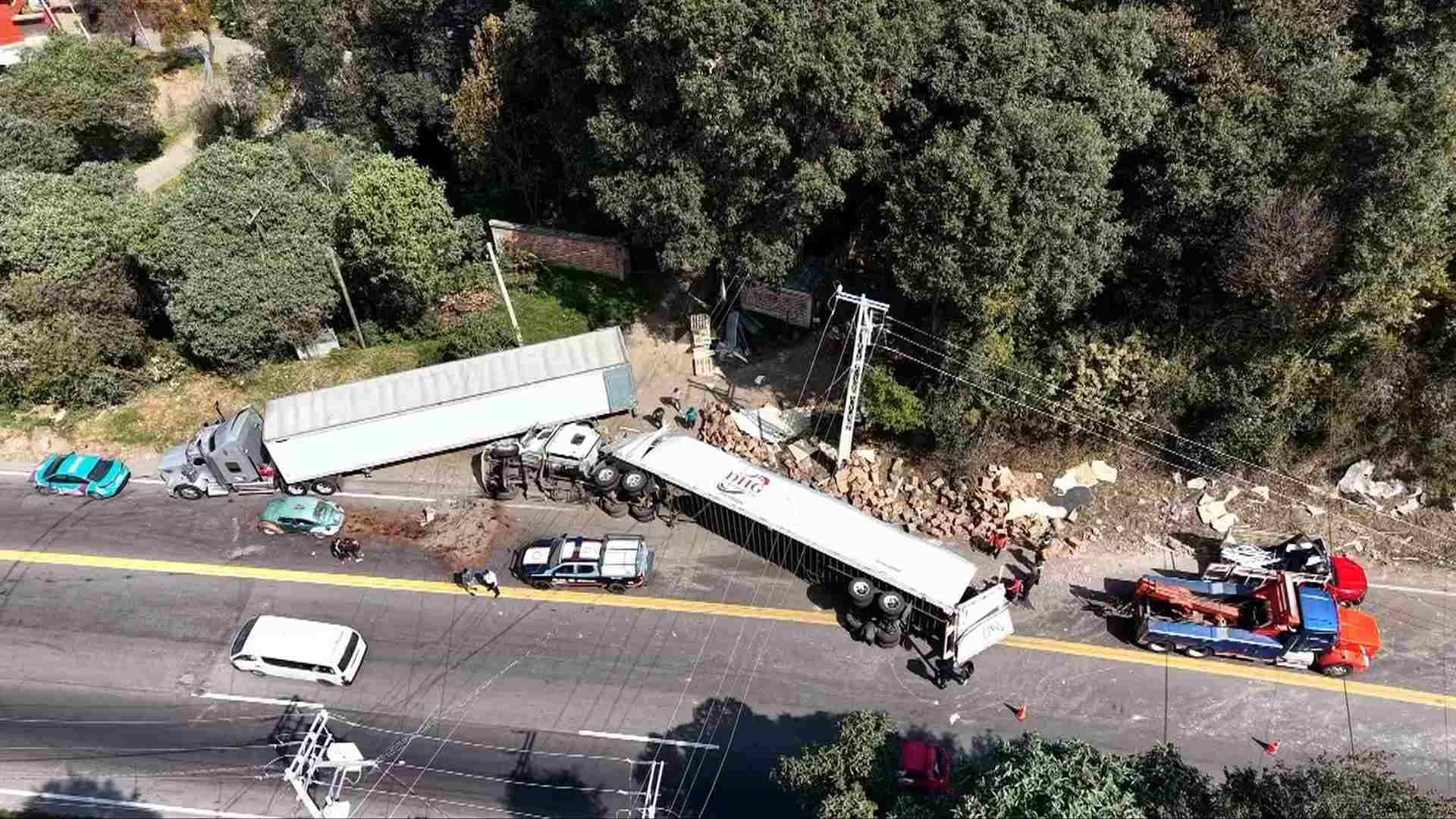 Fuerte Accidente en la Toluca-Naucalpan: Vuelca Tráiler Cargado con Piezas de Cemento