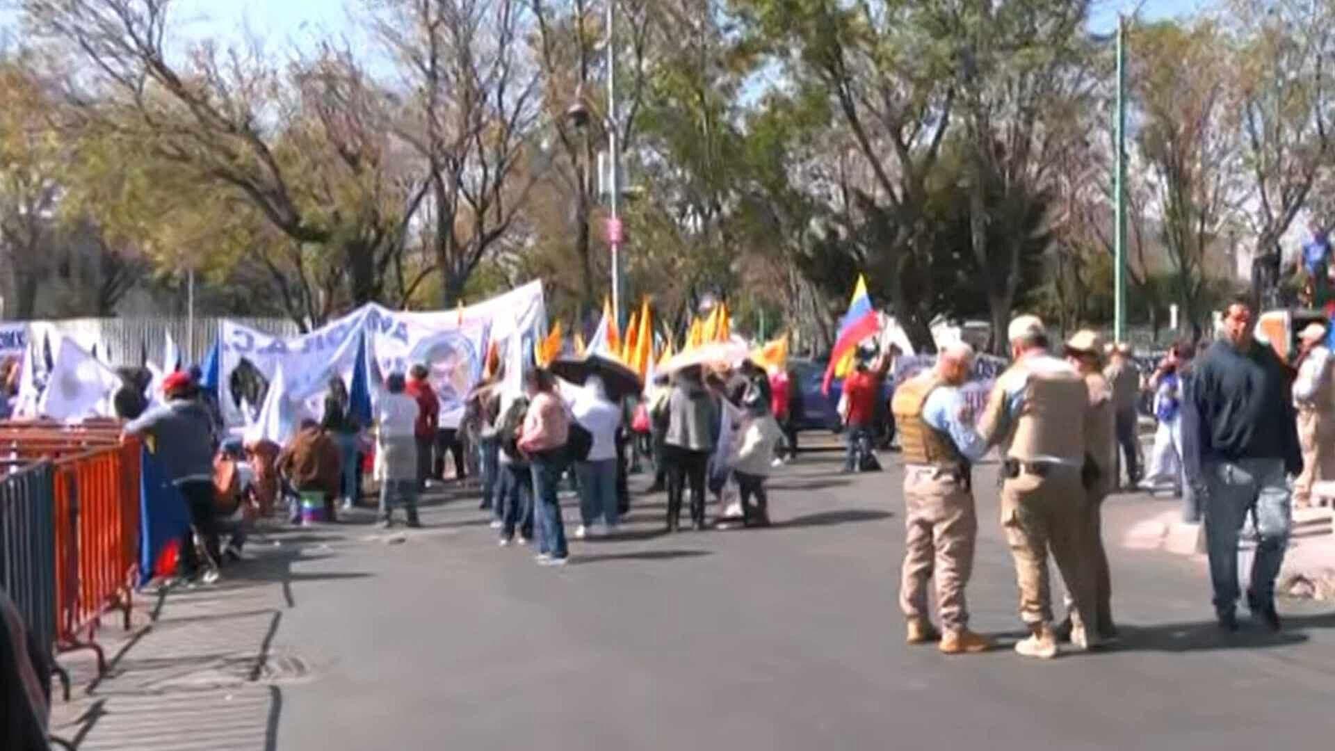Manifestantes Protestan Frente a la Nueva Embajada de EUA en Apoyo a Venezuela