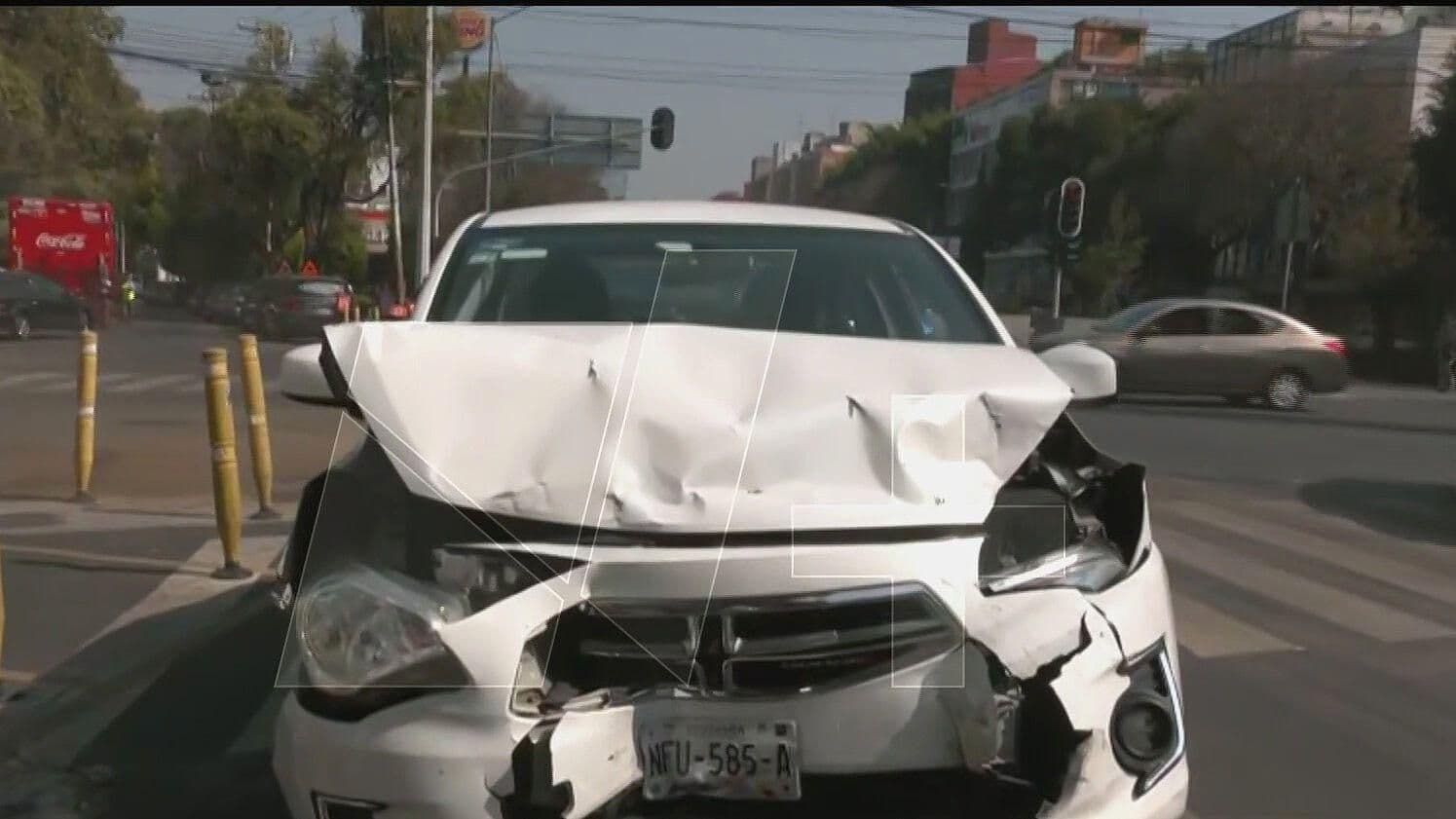 Fuerte Accidente en la Colonia del Valle Sur, CDMX; Auto Queda Destrozado