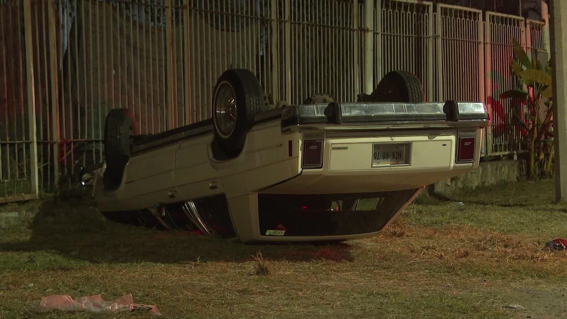 Familia Completa Vuelca en su Auto Sobre el Periférico Nuevo en Tonalá