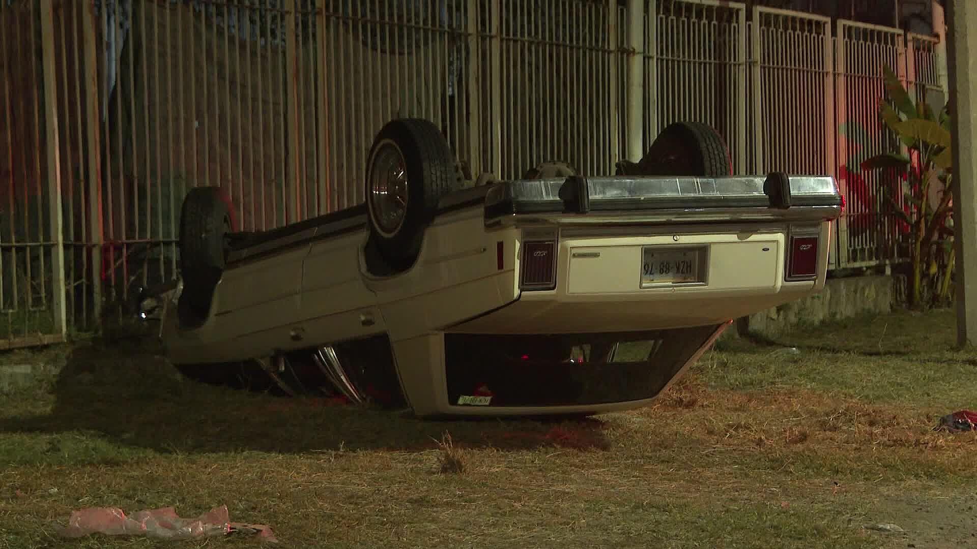 Familia Completa Vuelca en su Auto Sobre el Periférico Nuevo en Tonalá