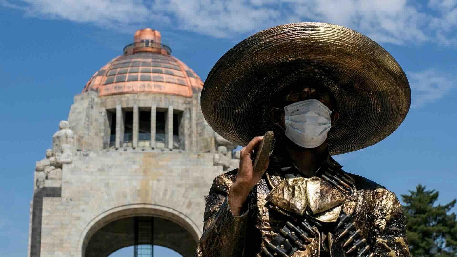 Artistas Urbanos Marcharon en el Centro Histórico para Exigir Volver a Trabajar en Calles