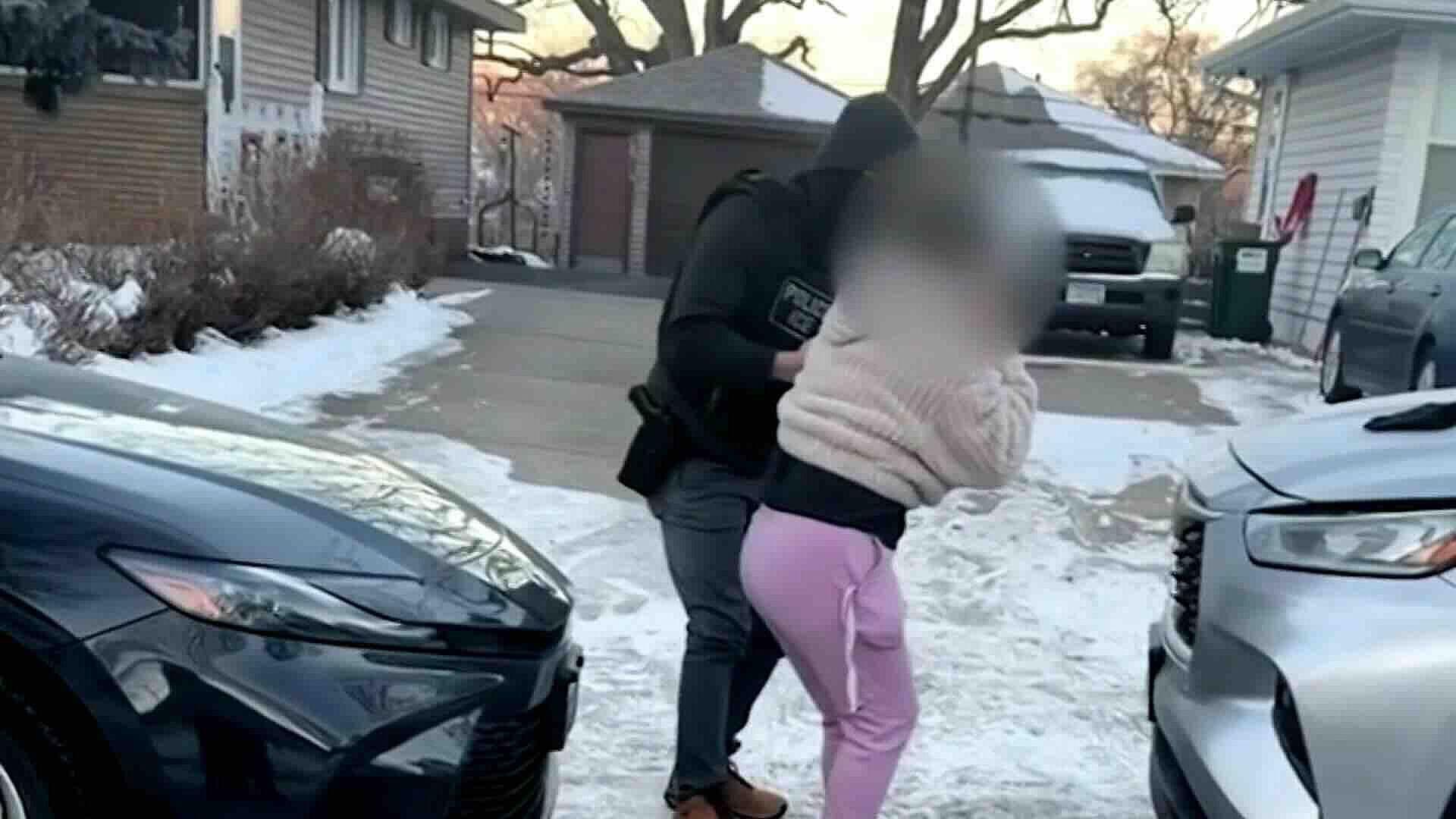 Madre Detenida por Agentes de ICE en Mineápolis Logra que la Liberen para Cuidar de sus Hijos