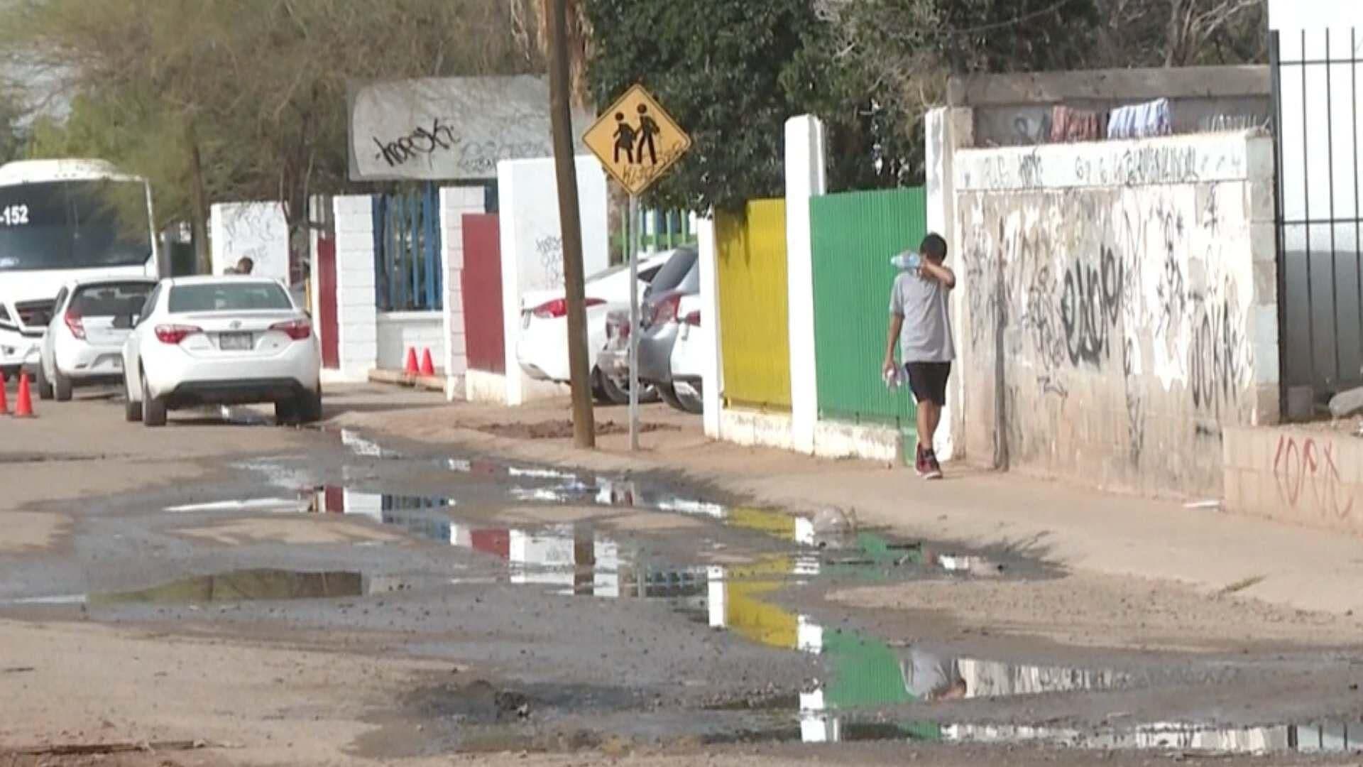 Fuga de Drenaje Inunda Paso a Escuela en Colonia Los Arroyos de Hermosillo
