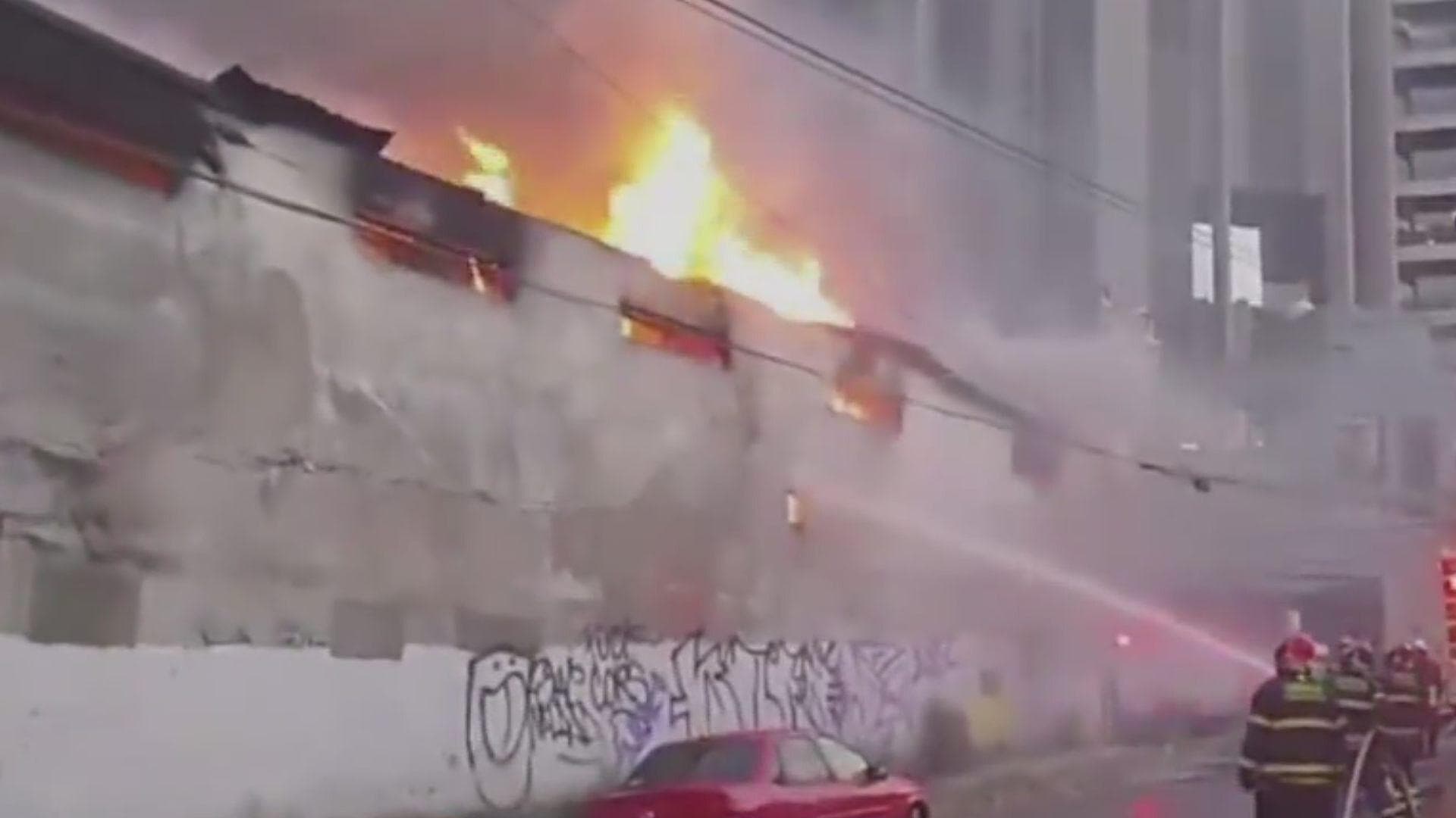 Bomberos Combaten Incendio tras Explosión de Polvorín en Los Reyes San Salvador, en Texcoco