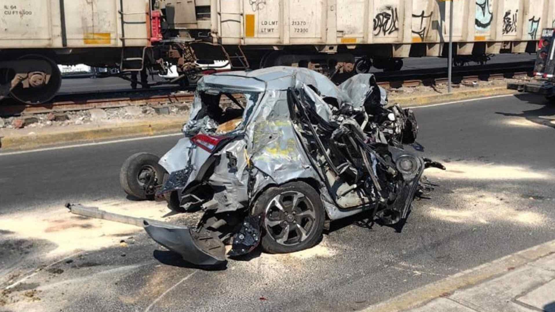 Tren Embiste a Vehículo que Buscaba Ganarle el Paso en Gustavo A. Madero