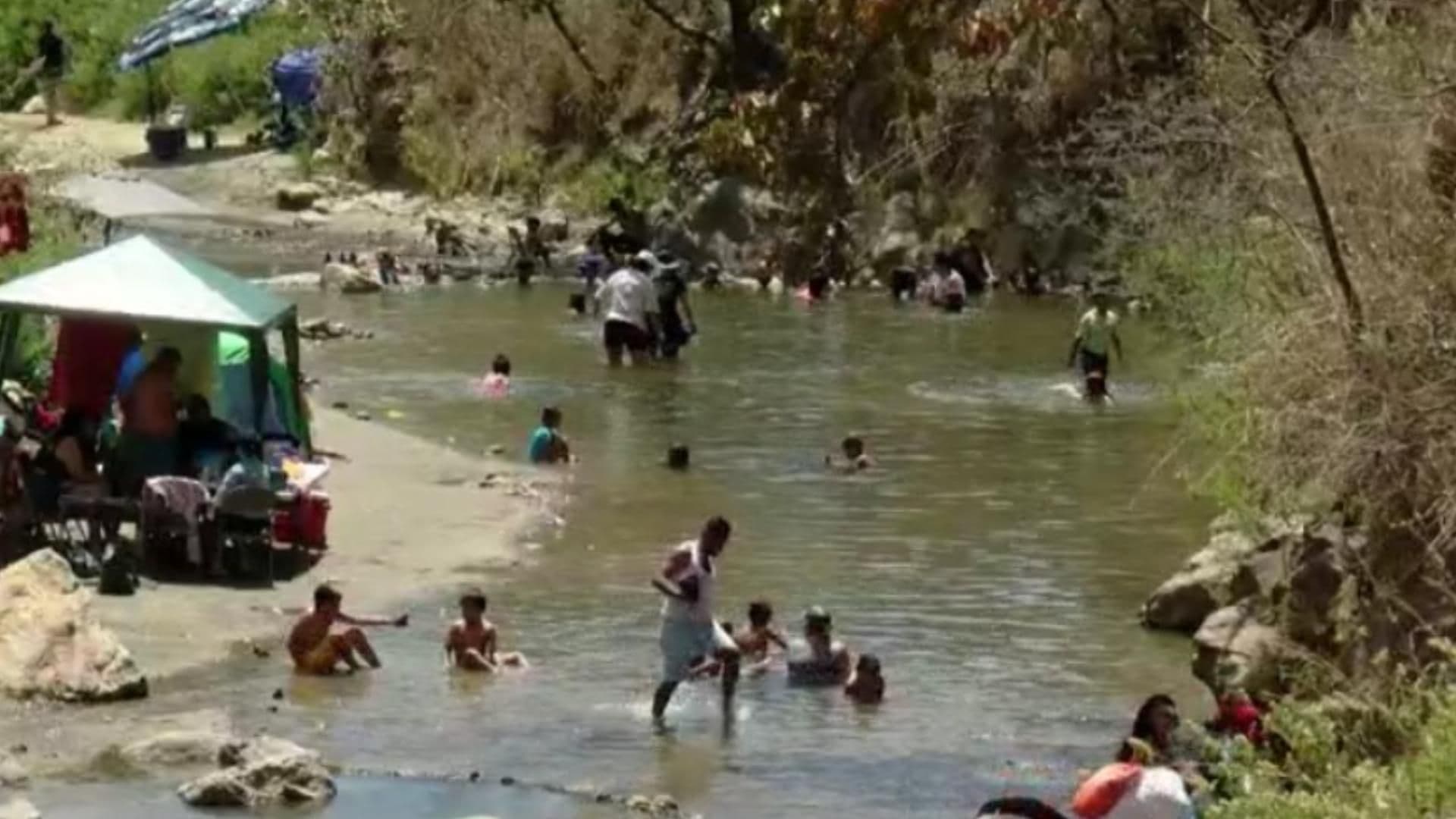 Familias Aprovechan Semana Santa Para ir al Río Caliente de La Primavera