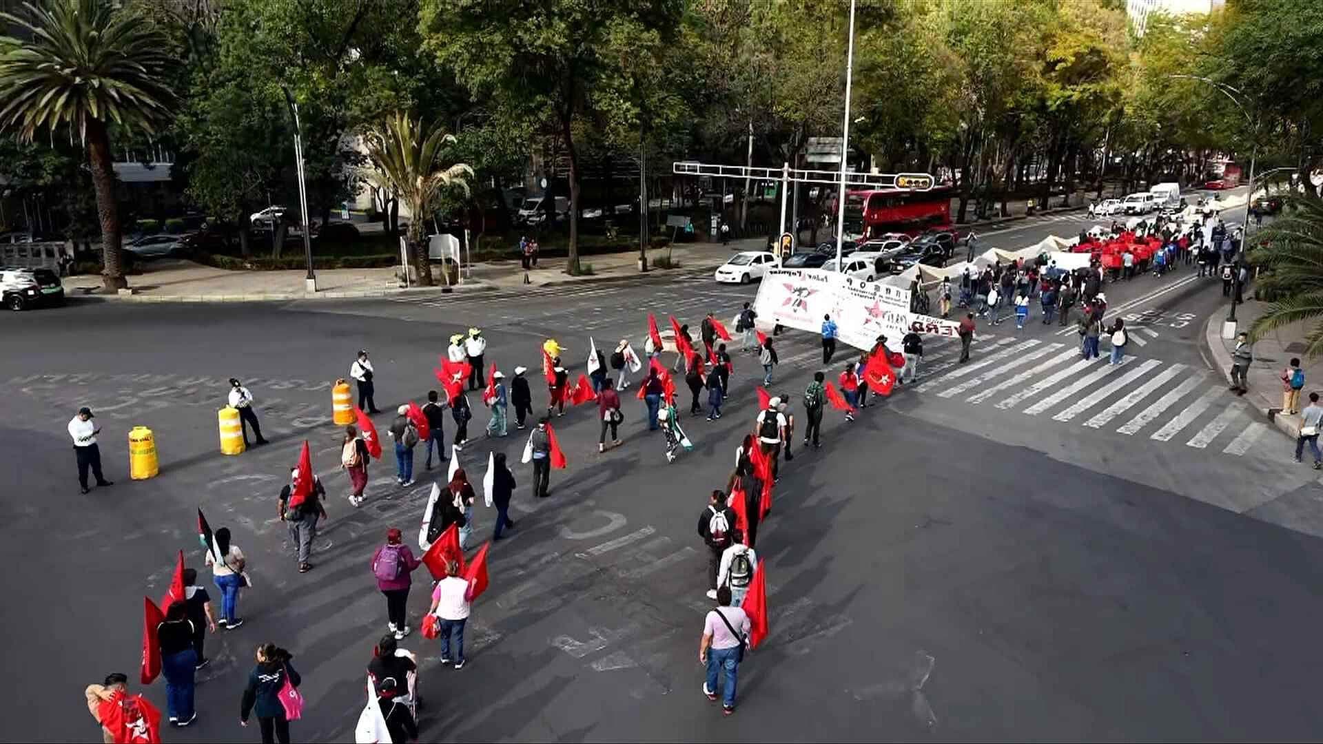 Marcha por Ayotzinapa Hoy: Normalistas Realizan Protesta en Paseo de la Reforma CDMX
