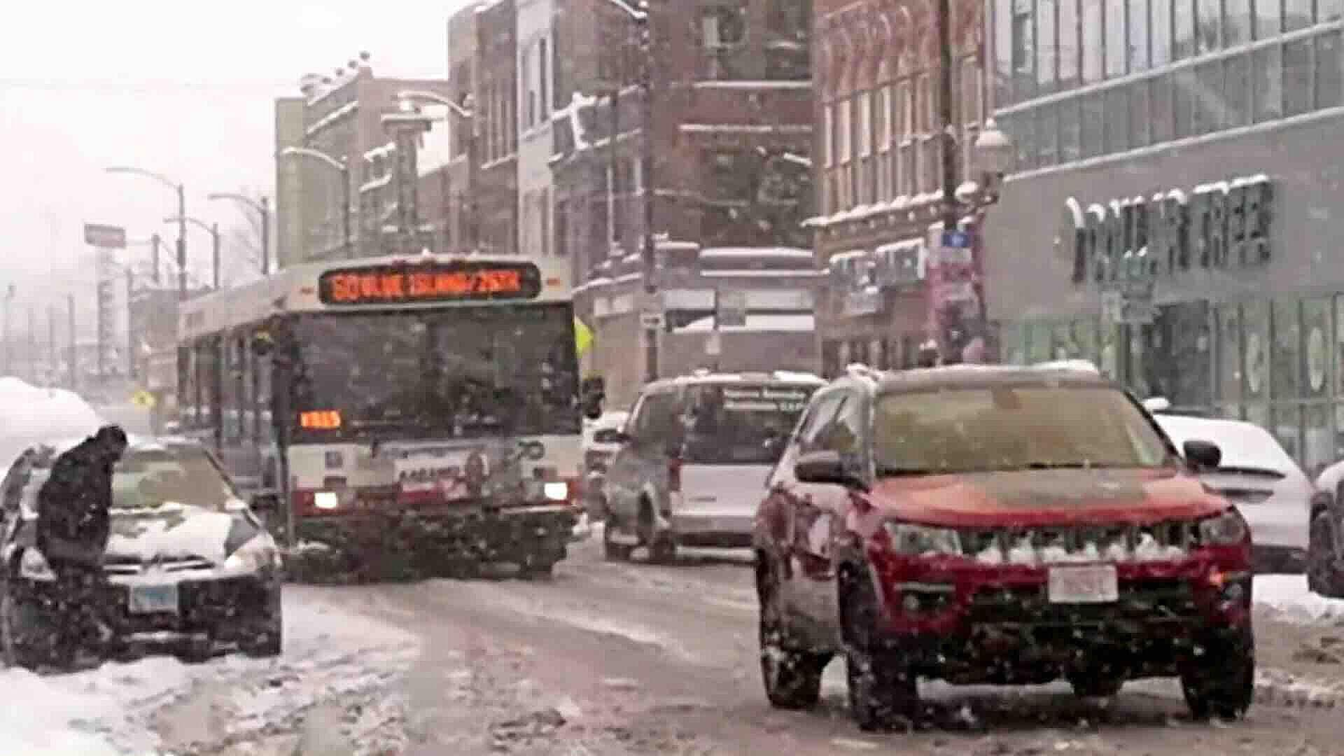 Tormenta de Nieve Azota Illinois; Chicago Continúa con Nevadas