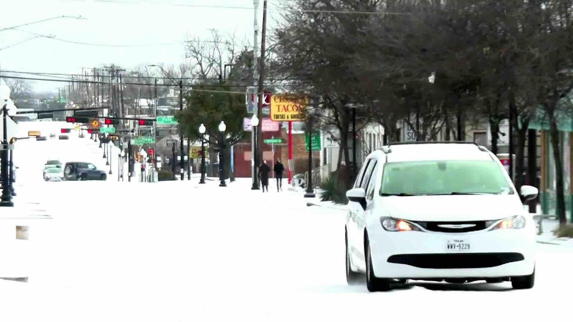 Dallas, Texas Amaneció con Negocios Cerrados y Calles Anegadas por Nieve