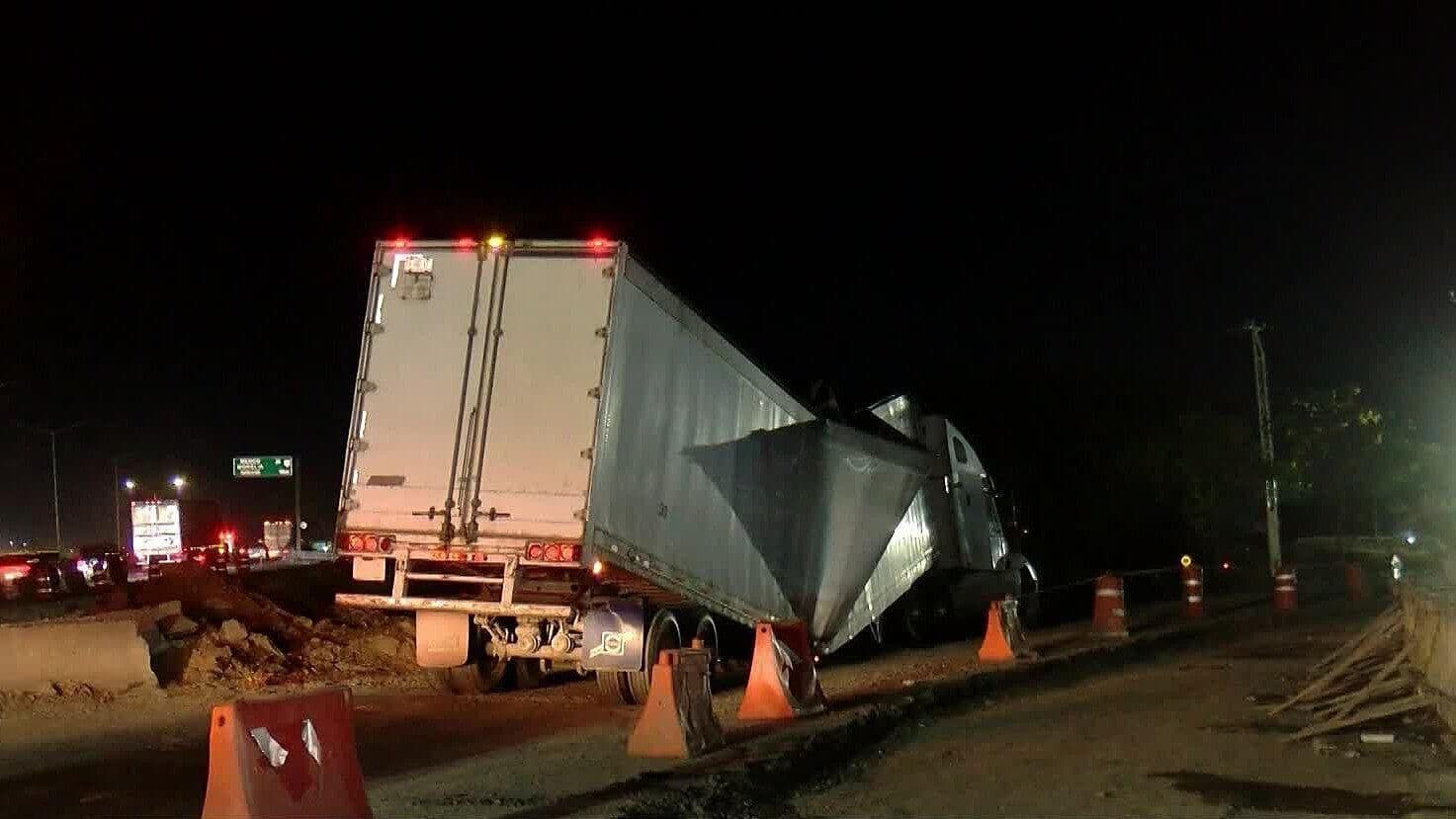 Tráiler se Parte en Dos al Incorporarse de Periférico a Carretera a Chapala y Provoca Caos Vial