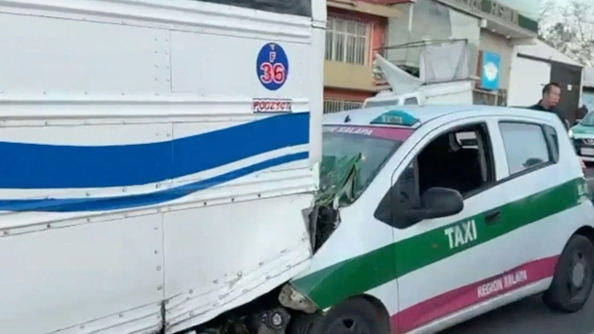 Tras Fuerte Choque Taxi Termina Debajo de Camión en el Bulevar Xalapa-Banderilla