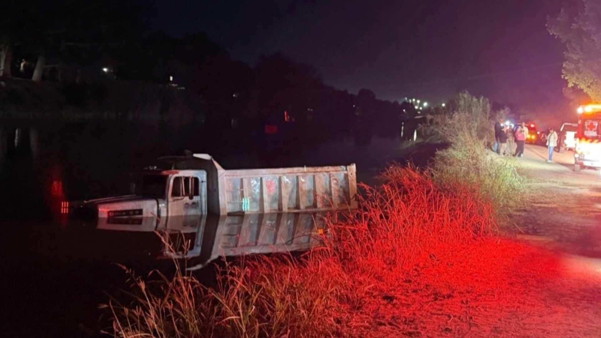 Padre e Hijo Fueron Rescatados Tras Caer en Canal Bajo en Ciudad Obregón