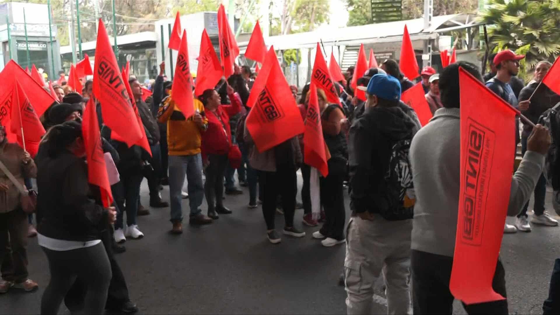 Manifestantes Hoy en CDMX: Trabajadores del Colegio de Bachilleres Marchan en Periférico Sur