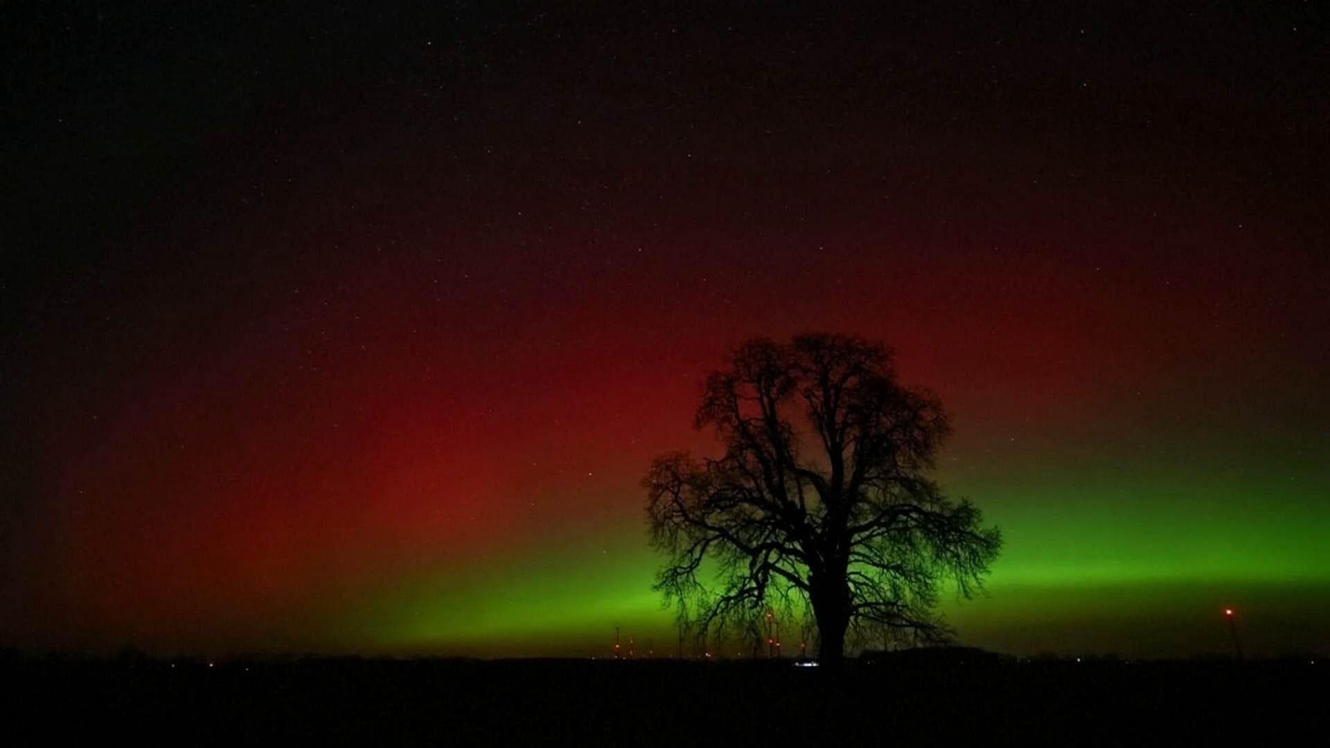 VIDEO: Aurora Boreal Ilumina Groenlandia y Alemania con Tonos Naranja, Verde y Amarillo