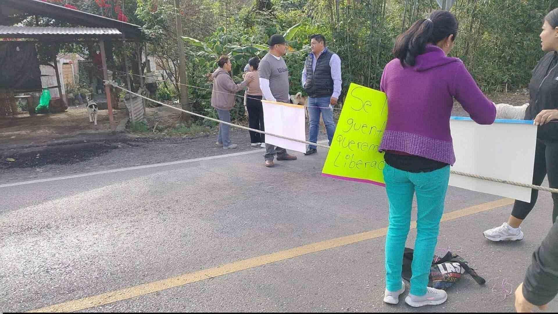 Habitantes Bloquean Carretera Nogales-Tehuacán para Exigir Liberación de Detenidos