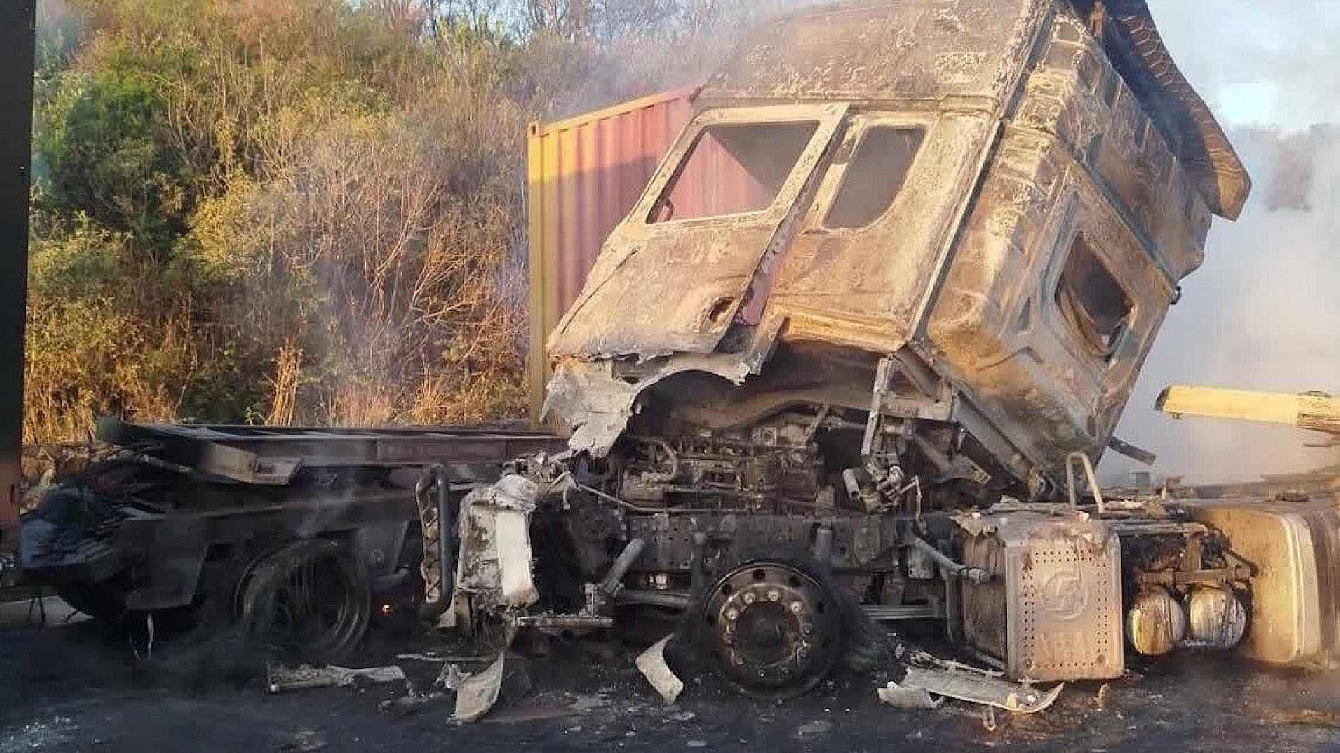 Fuerte Choque Entre 2 Tráileres Deja 1 Muerto en Autopista Zapotlanejo-Maravatío