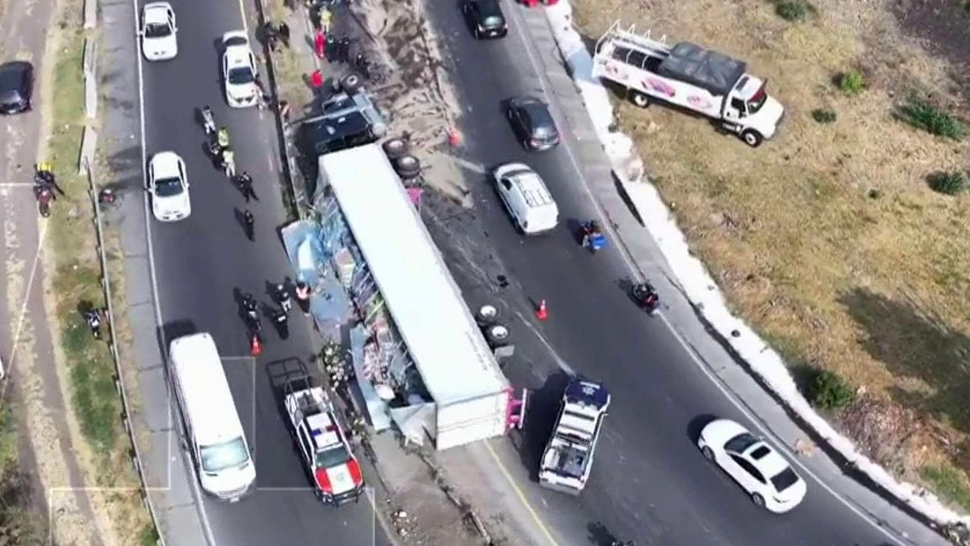 Vuelca Tráiler en Carretera Lechería-Texcoco; Así se Ve Desde el Aire la Afectación Vial