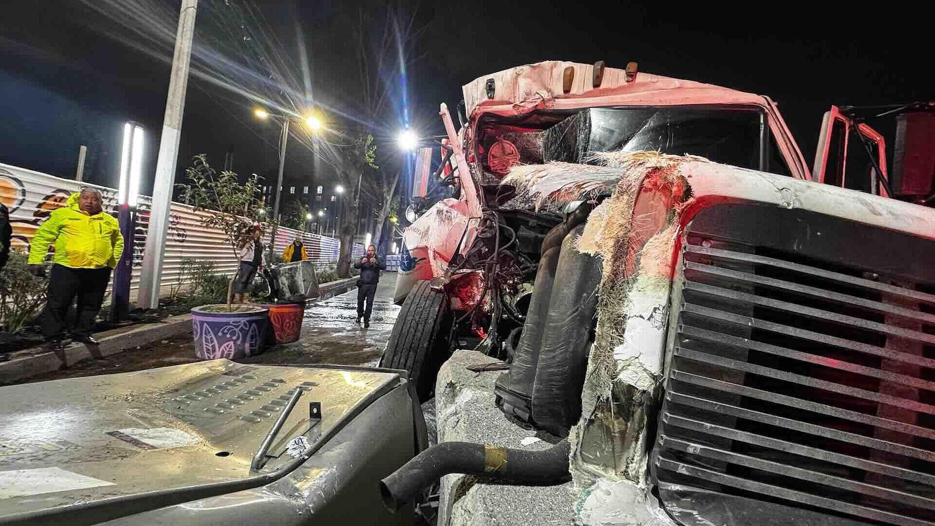 Pipa de Agua Choca contra Muro y Señalamiento en San Antonio Abad, Alcaldía Cuauhtémoc