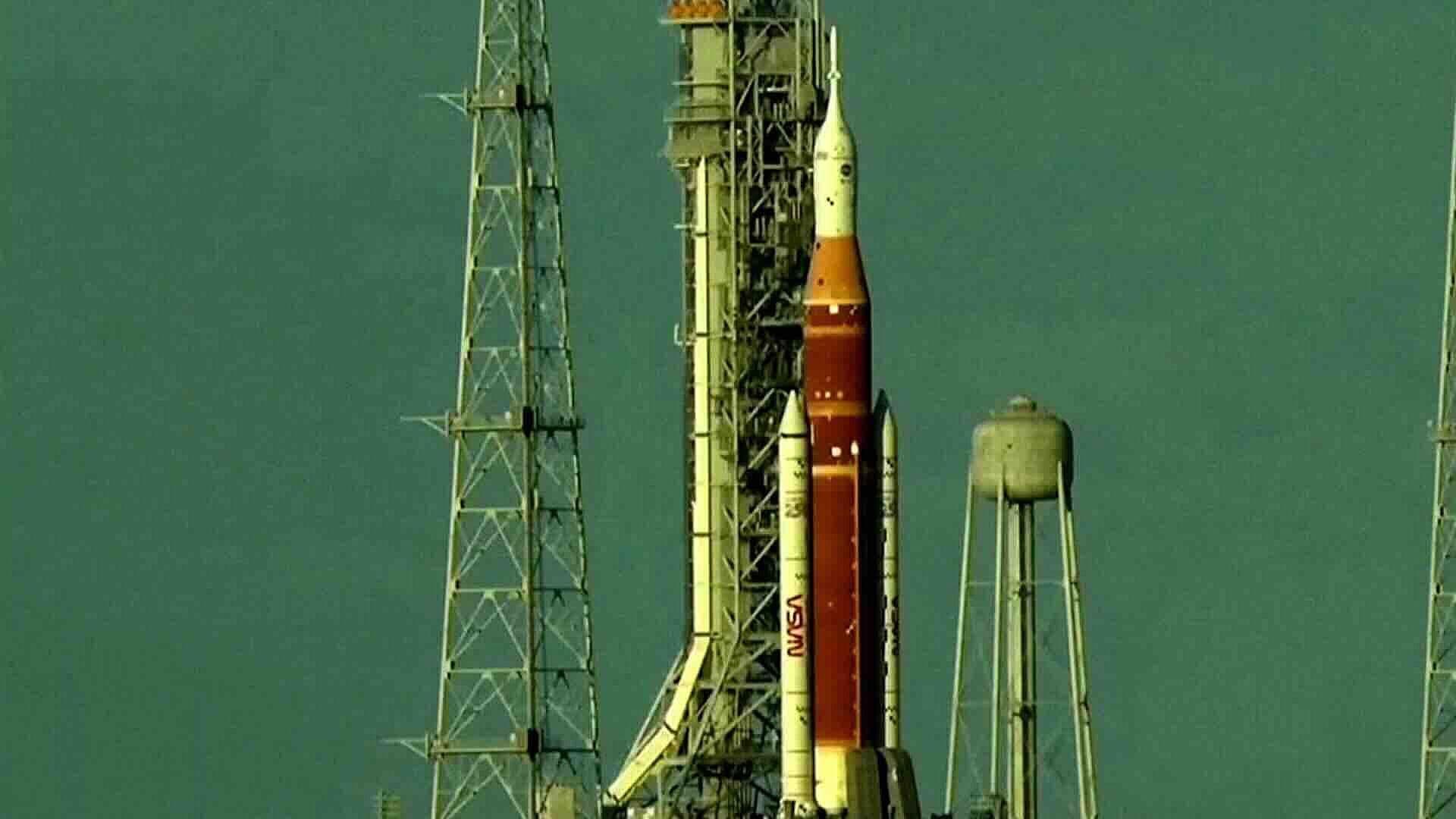 NASA Traslada Cohete Artemis II a Plataforma para Misión Tripulada a la Luna