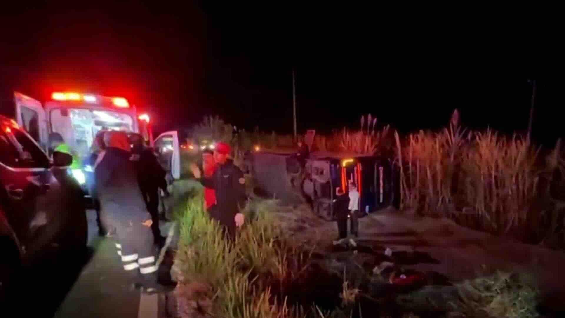 Autobús de Pasajeros Volcó por Exceso de Velocidad en Carretera Federal 200 en Tepic