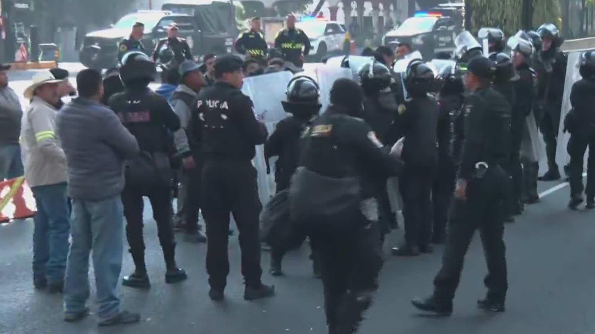 Encapsulan a Manifestantes que Bloquean Ambos Sentidos de Periférico Sur; Te Damos las Alternativas Viales