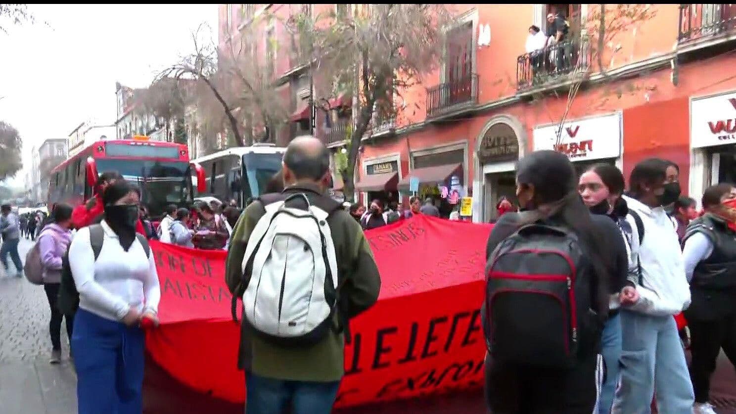 Normalistas de Puebla Llegan al Zócalo Capitalino, ¿Qué Piden?
