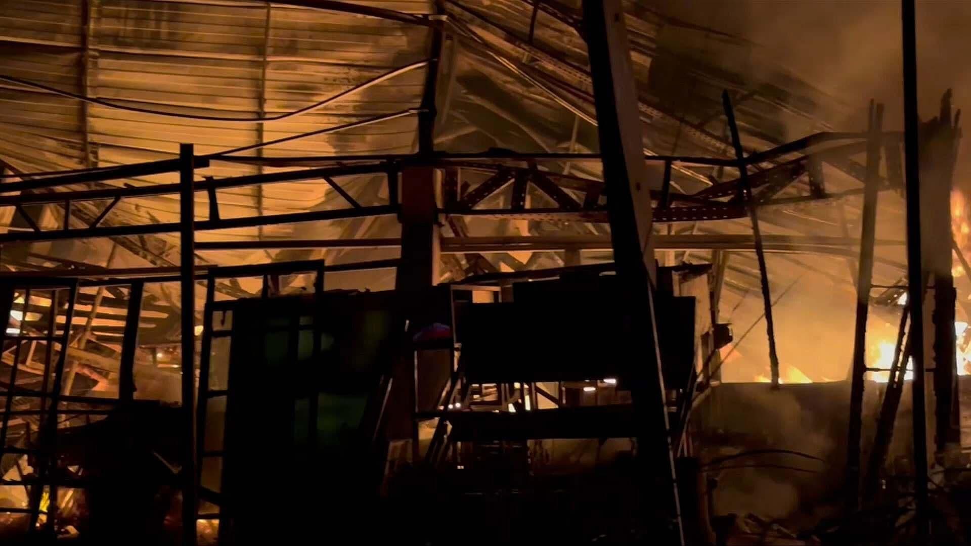 VIDEO: Incendio Arrasa Bodega con Mobiliario Hotelero en Cancún, Quintana Roo