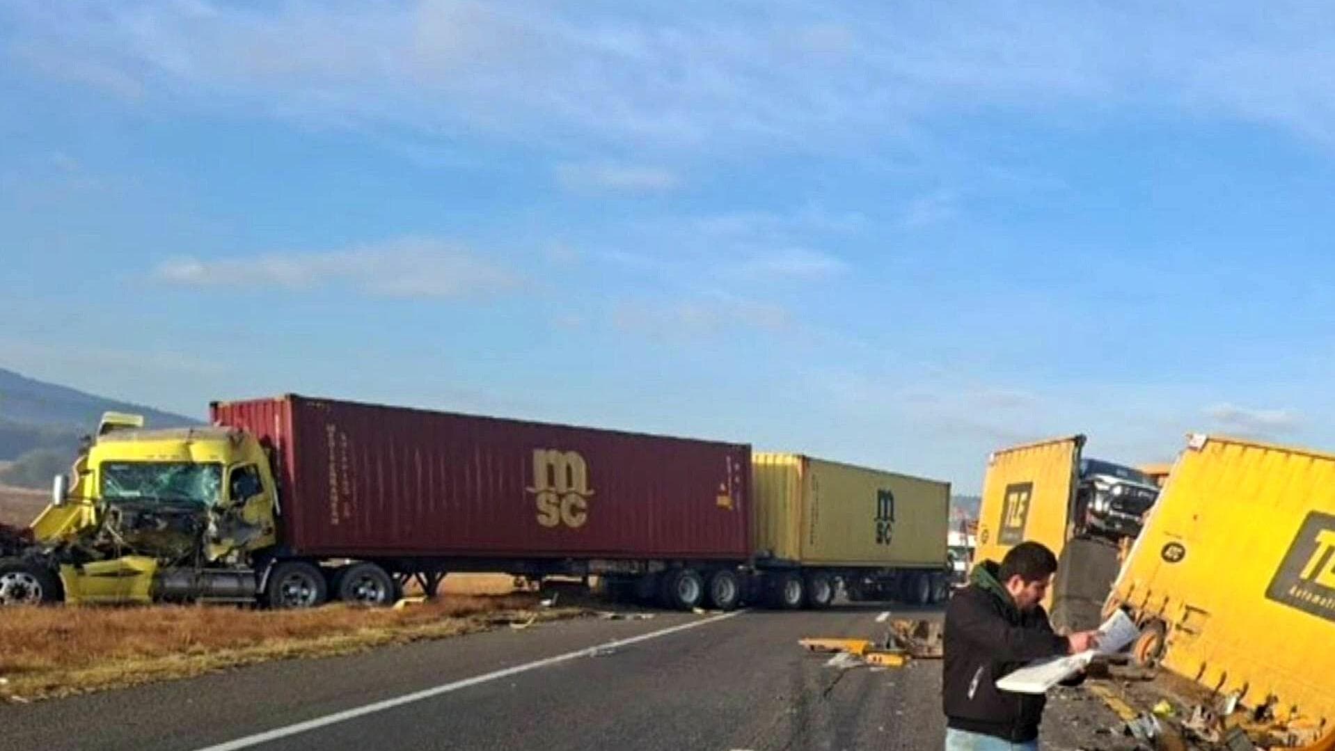 Fuerte Choque Múltiple en la Autopista de Occidente en Maravatío, Michoacán; Hay Afectación Vial