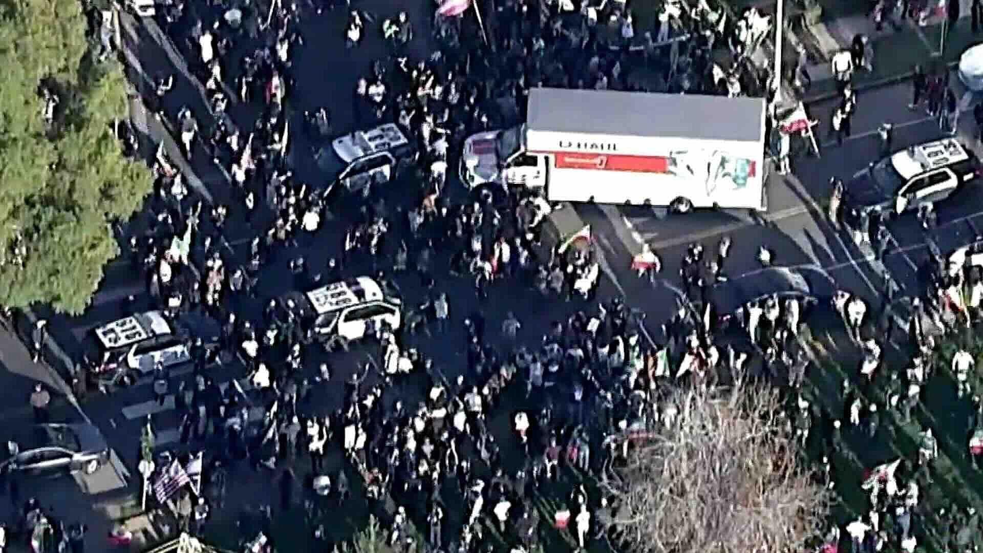 Camión Arrolla a Manifestantes en Los Ángeles Durante Protesta en Apoyo al Pueblo Iraní