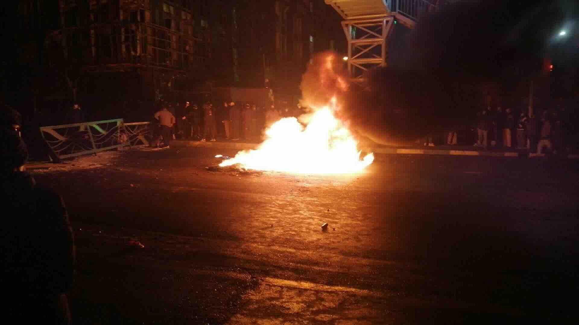 Protestas en Irán Dejan Mezquita Incendiada; Trump y Europa Expresan Apoyo