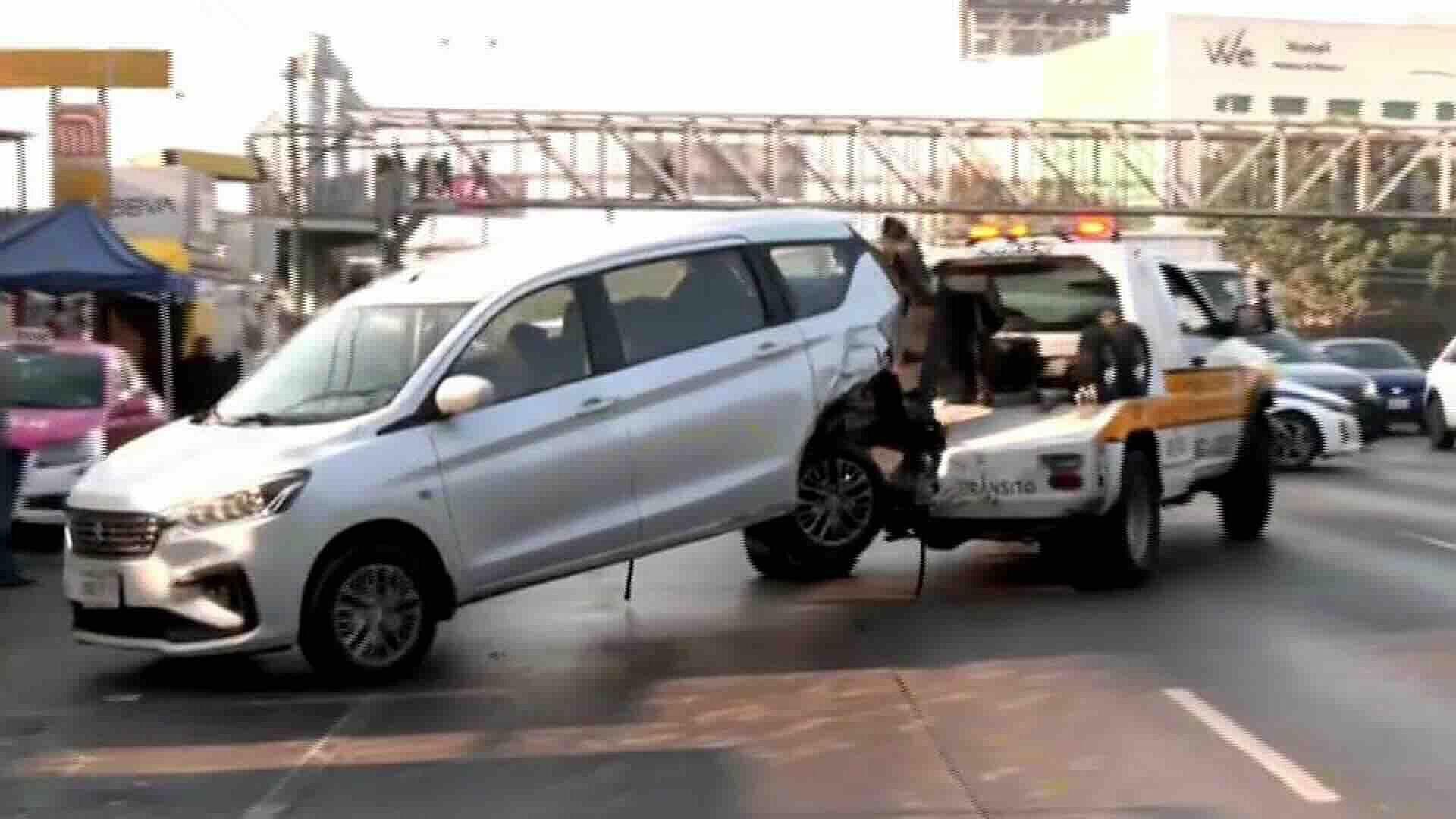 Auto Impacta Camioneta y la Proyecta a Barra de Contención en Puerto Aéreo, CDMX