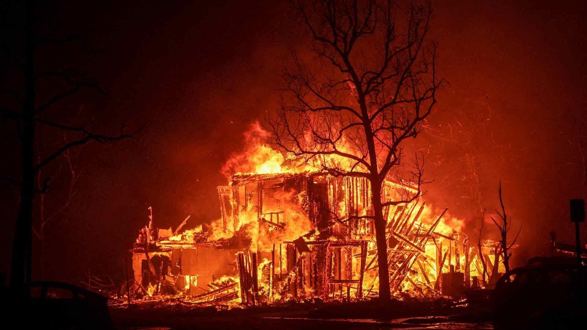 A un Año de los Incendios Forestales en California, Familias Piden Ayuda para Volver a la Normalidad