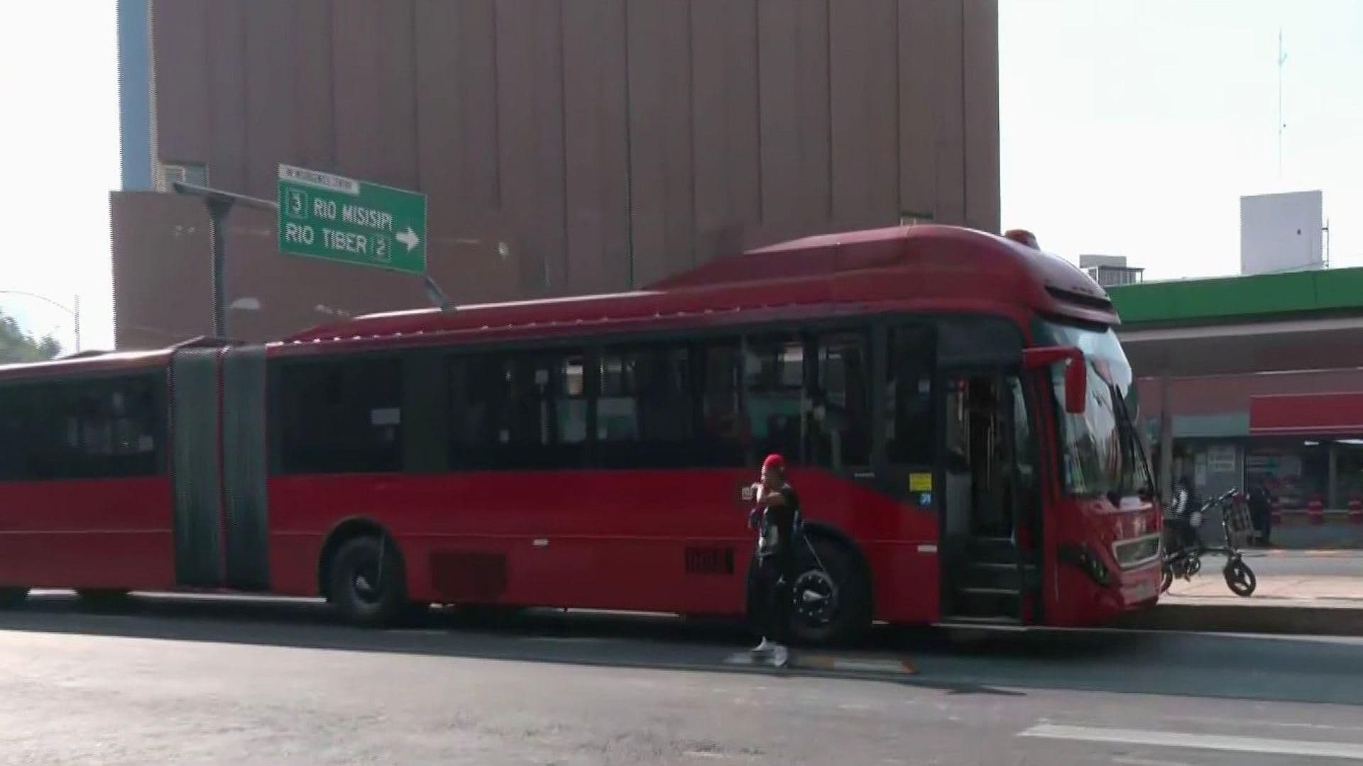 Por Dar Vuelta Prohibida, Automóvil Choca contra Metrobús en Insurgentes y Reforma, CDMX