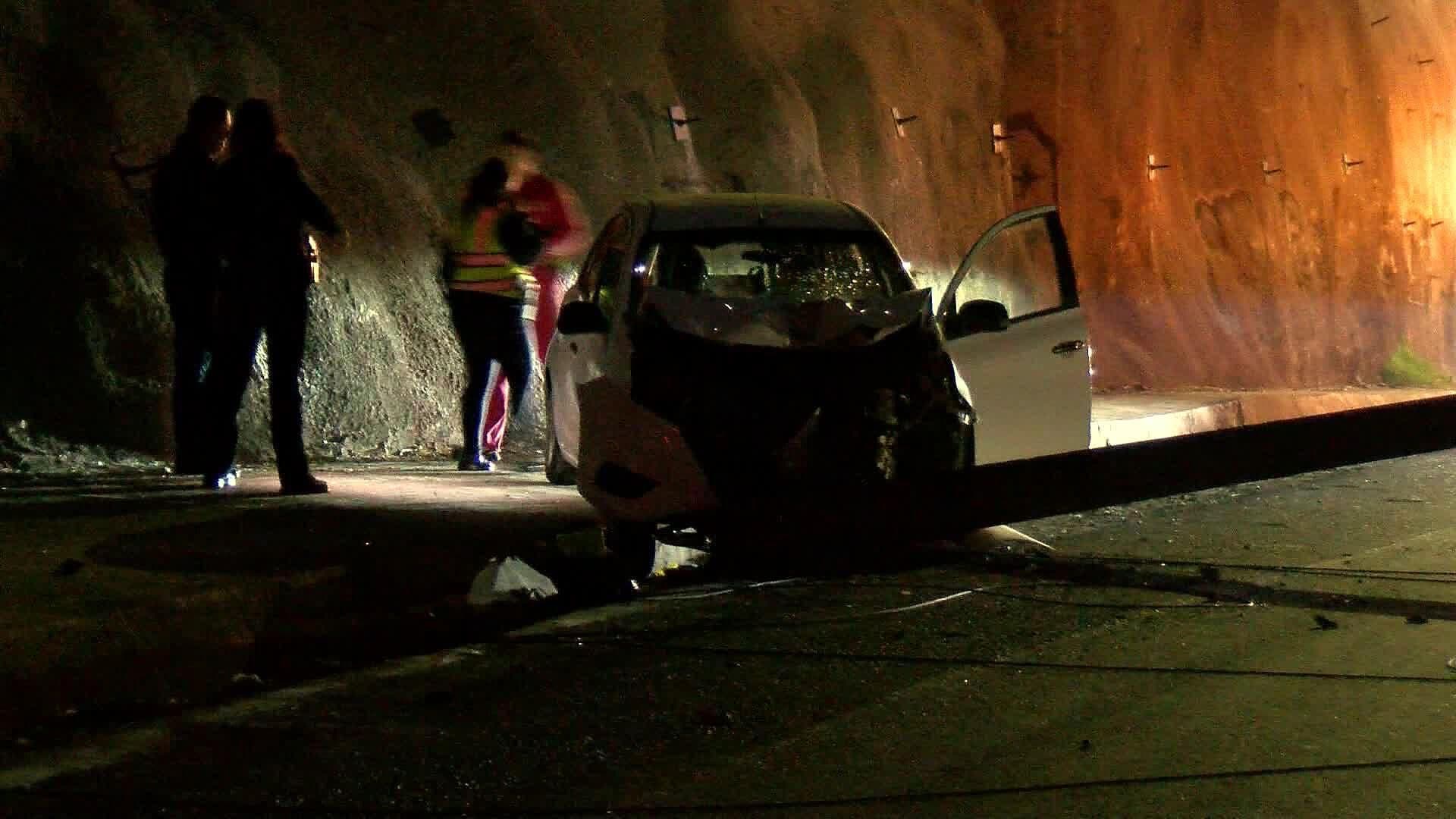 Conductor Pierde el Control y Termina Impactado Contra Poste en la Carretera a Chapala