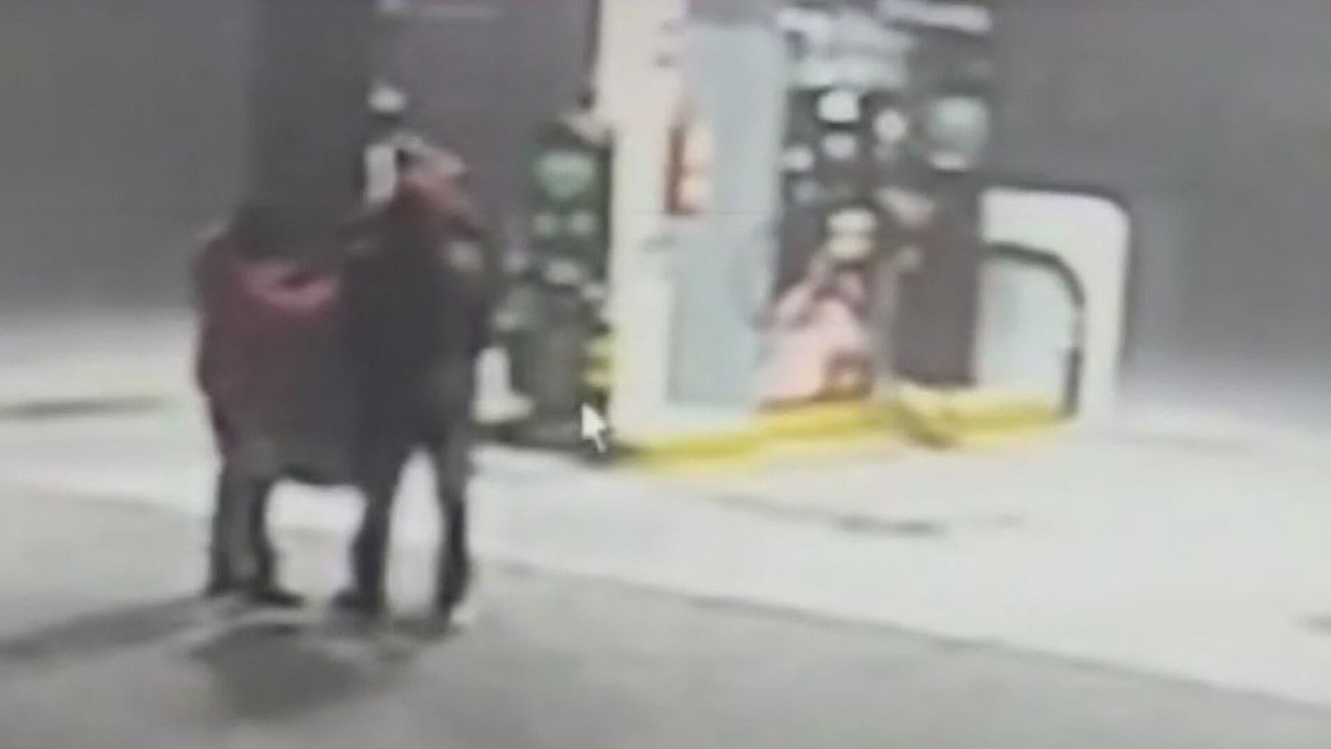 Asaltan a Golpes a Despachador de Gasolinera en Colonia Palmanova en Cadereyta