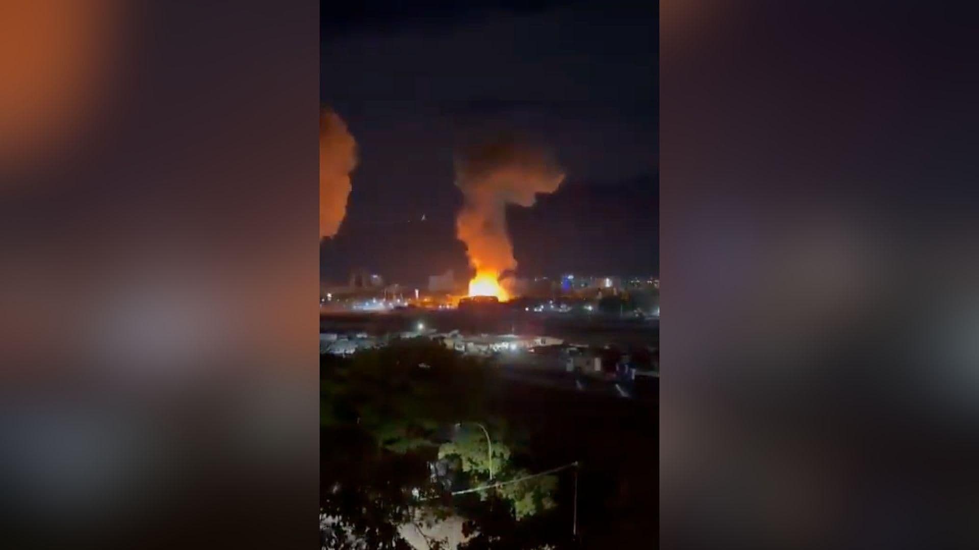 Venezolanos Captan Al Menos 7 Explosiones Cerca de Bases Militares en Caracas