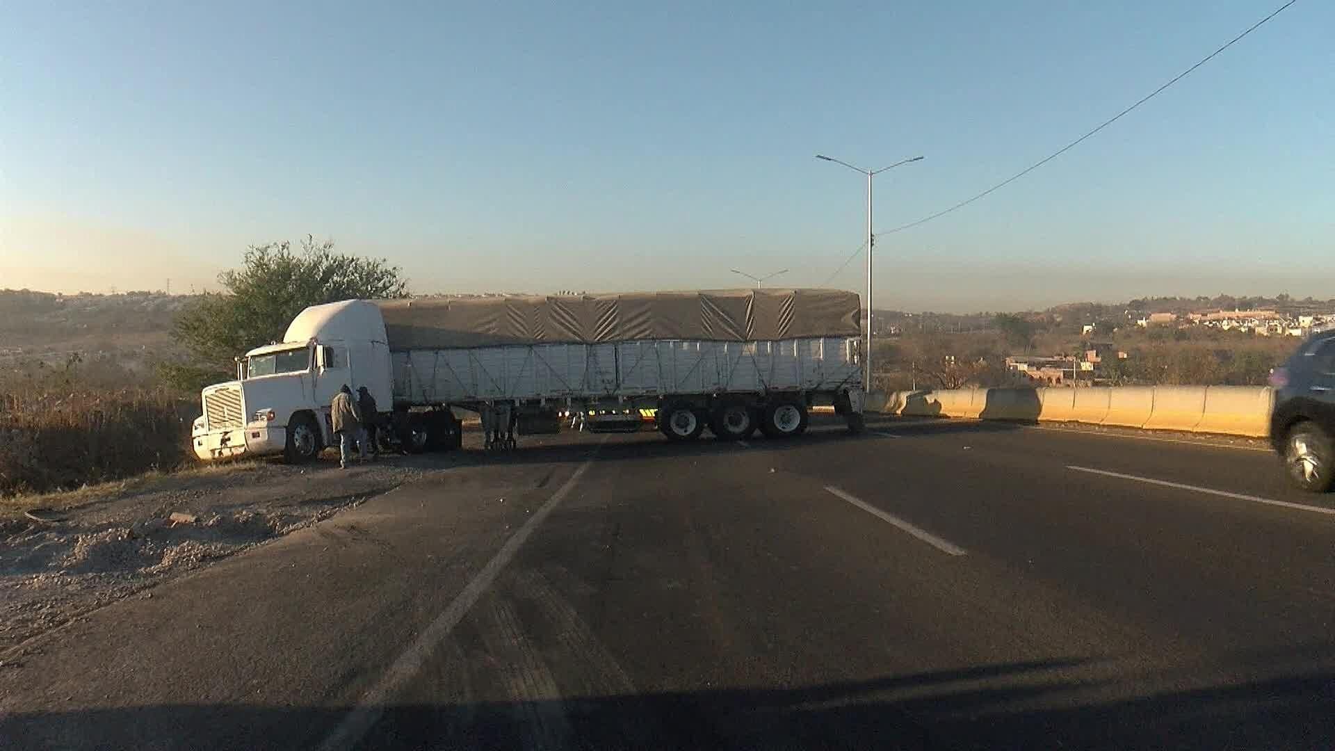 Chofer Casi Cae a Barranco por Quedarse sin Frenos en el Periférico Nuevo en Tonalá