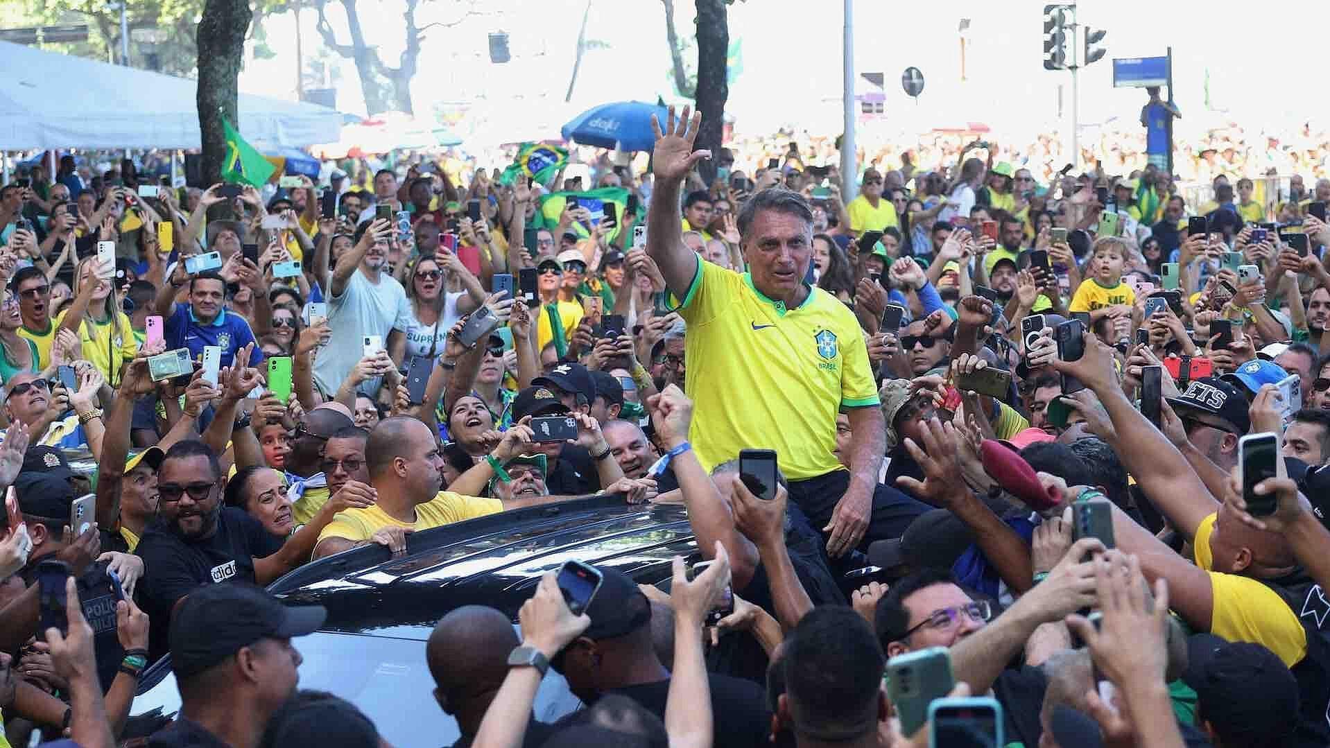 Miles se Manifiestan por la Libertad de Expresión en Río de Janeiro