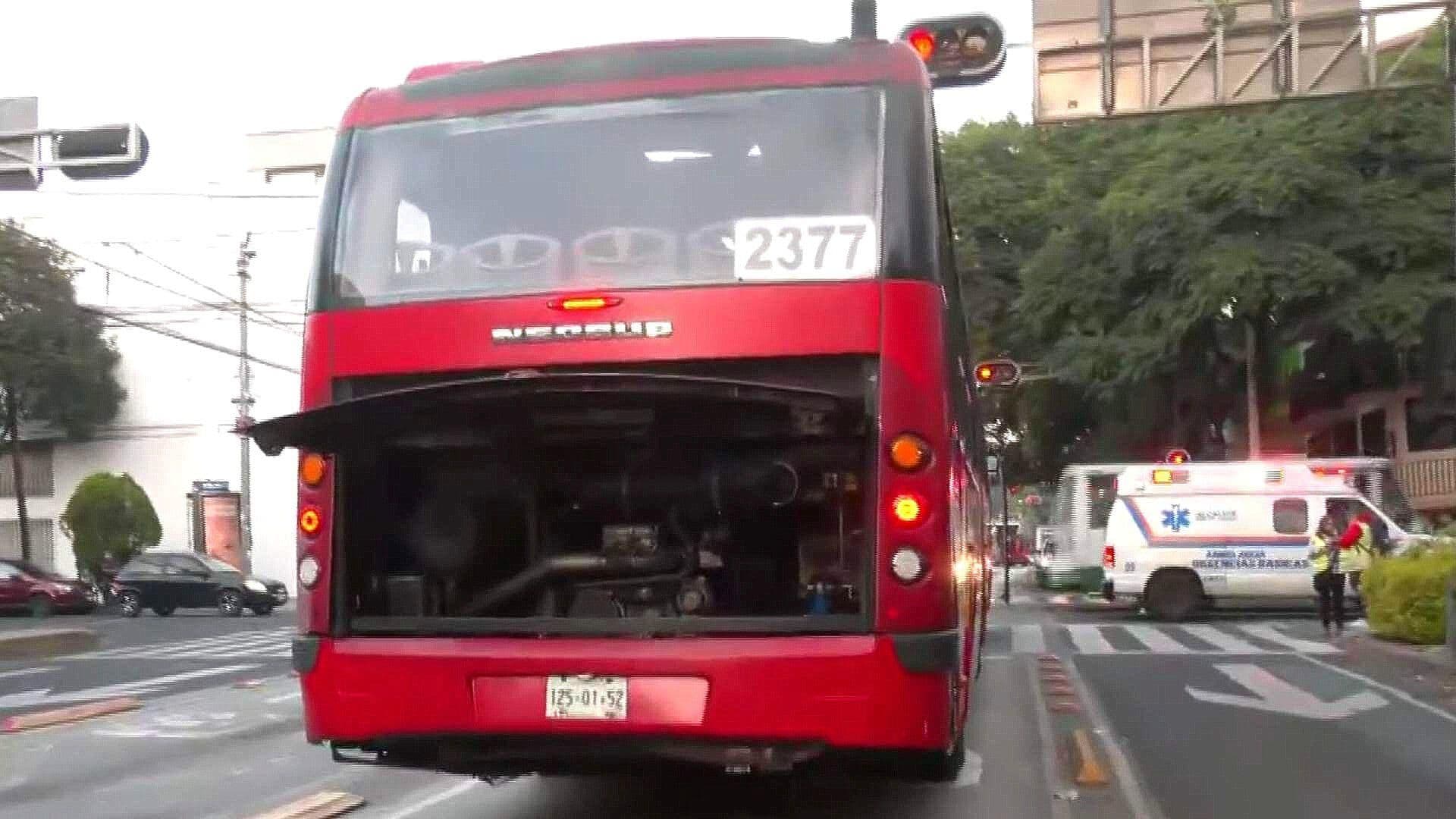 Se Registra Incendio en Unidad de Metrobús en la Colonia Álamos, en CDMX