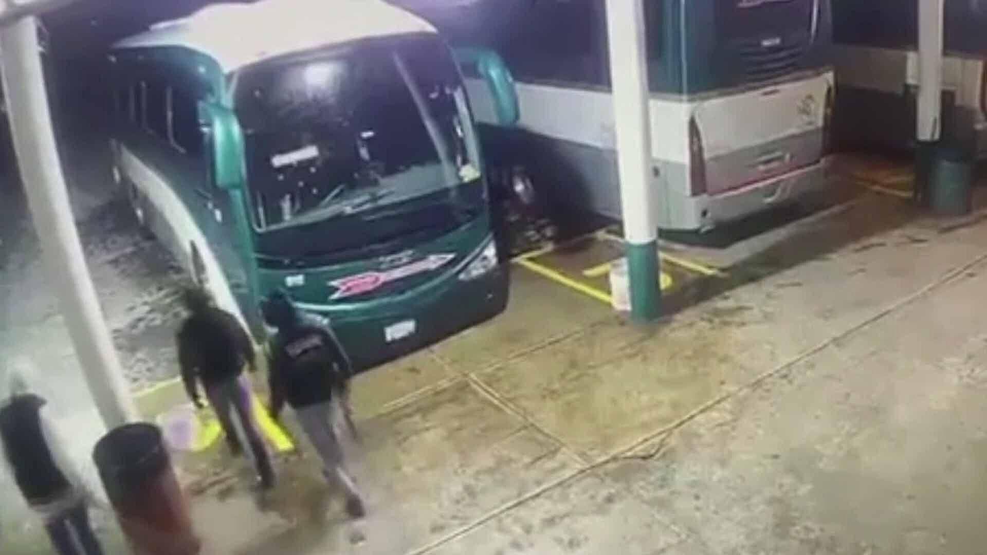 Presuntos Normalistas Sustraen 13 Autobuses de Chalma y Santiago Tianguistenco, Edomex