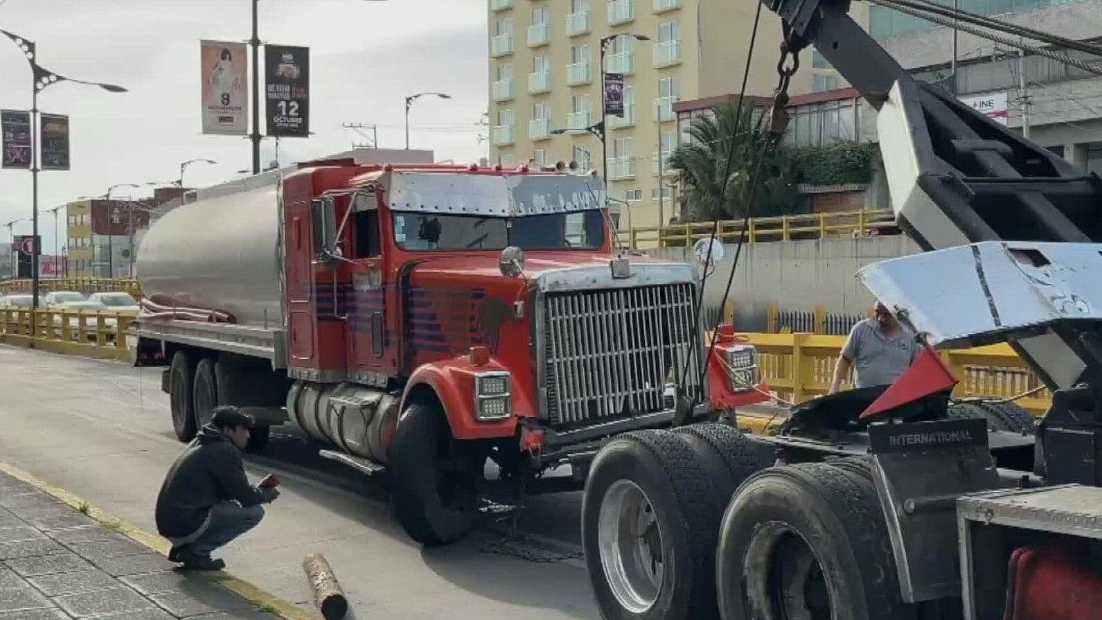 Pipa que Abastecía Agua Chocó contra Poste y una Camioneta